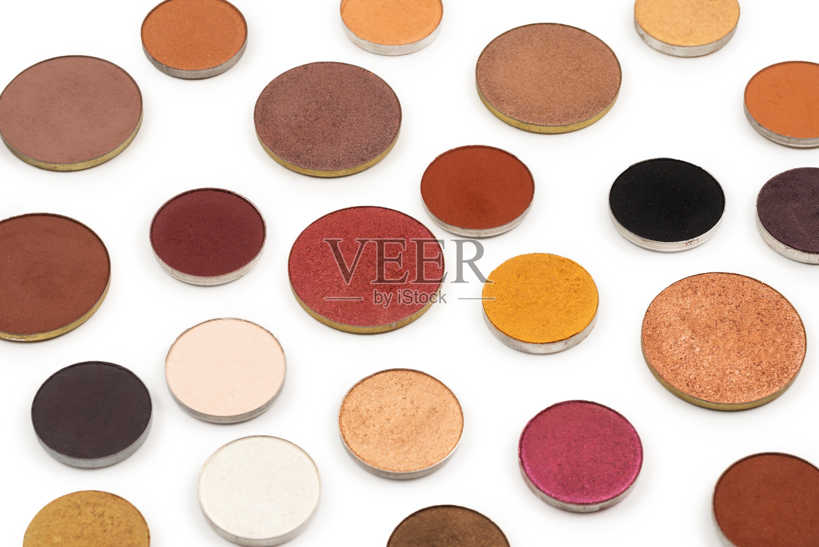 圆形的彩色眼影孤立在白色上。照片摄影图片