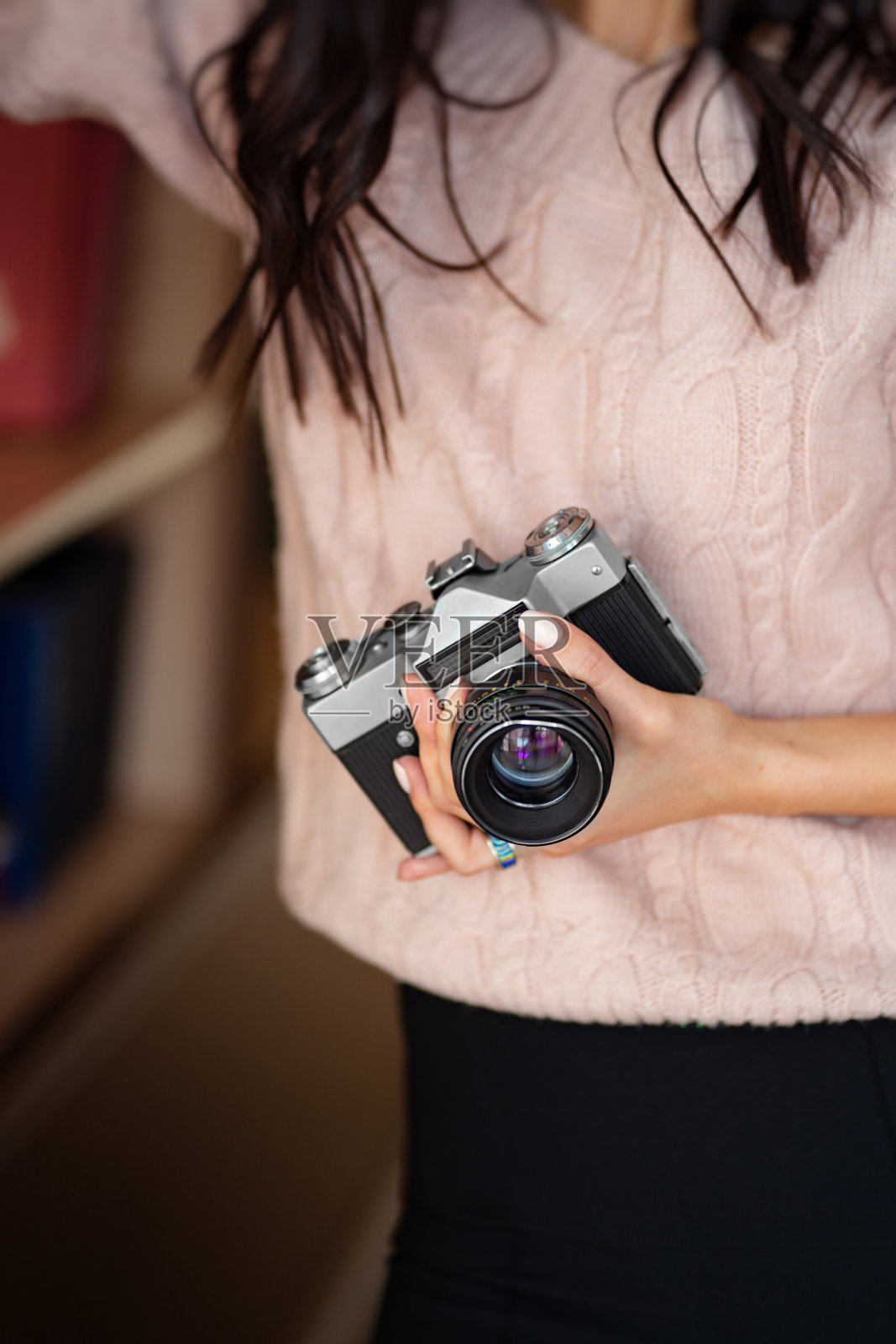 一个女人手里拿着复古胶片相机照片摄影图片