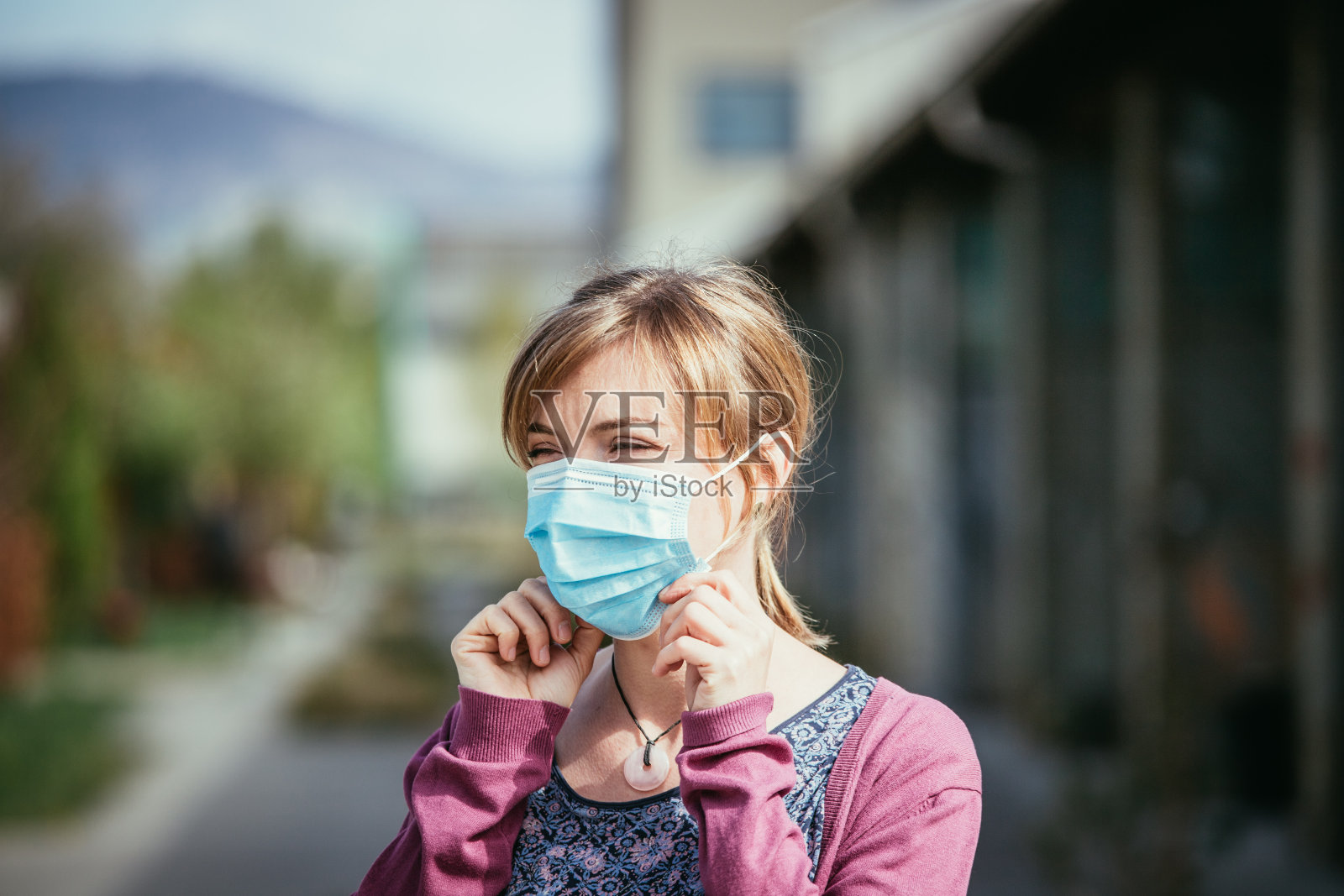 烟道和电晕安全概念。在户外戴口罩保护自己的妇女照片摄影图片