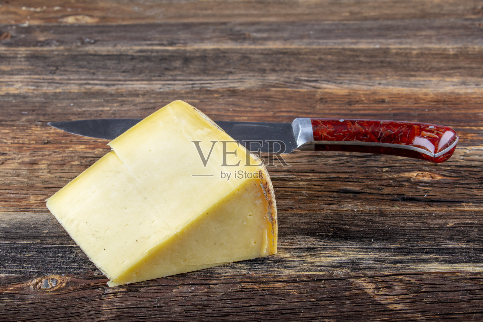 来自卡尔斯的土耳其传统格拉耶尔/格鲁耶尔奶酪包装。照片摄影图片