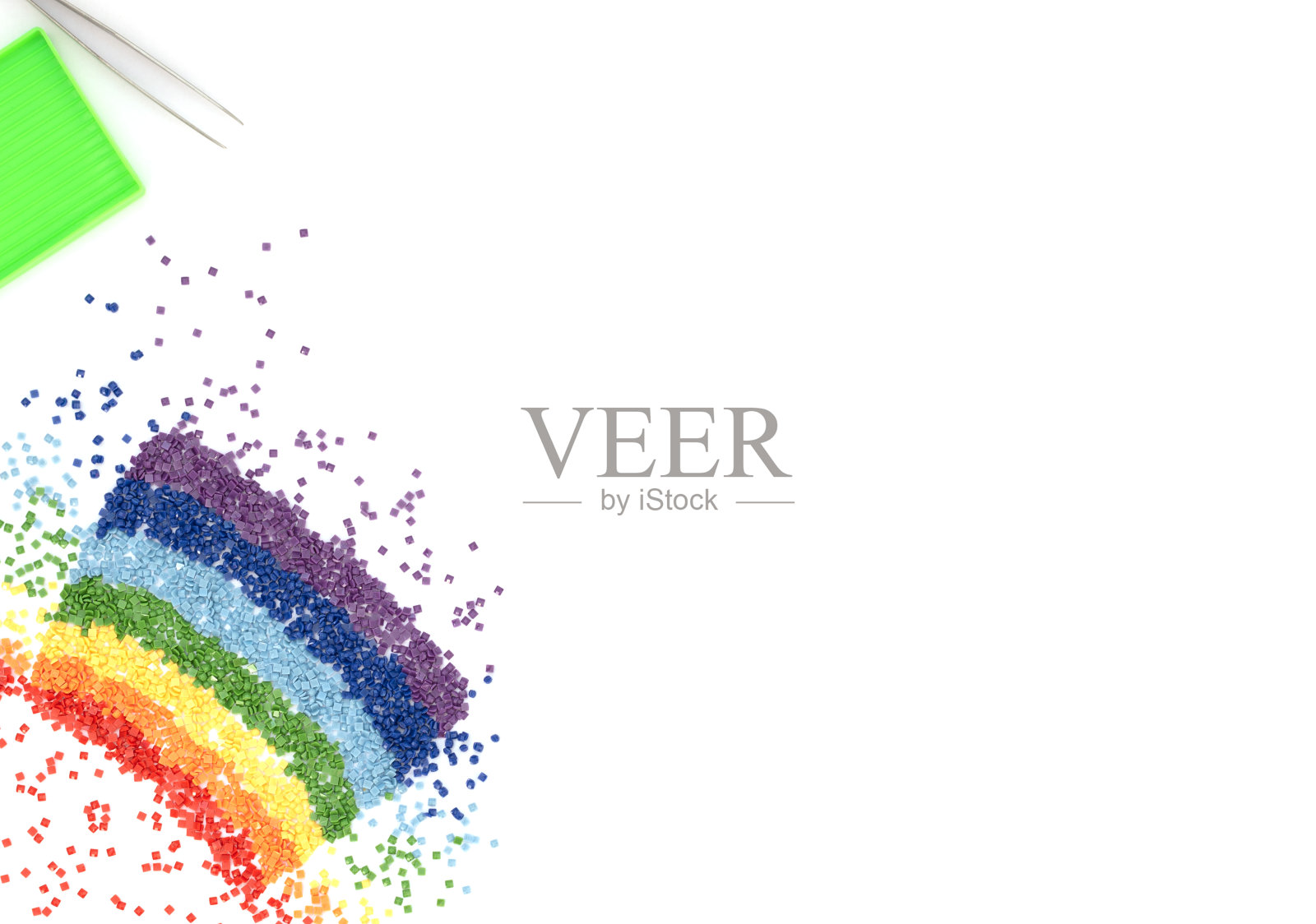 彩色水晶彩虹,镊子和托盘钻石刺绣,马赛克在白色背景。手工制作的爱好的概念。平铺样式与复制空间的文本。照片摄影图片