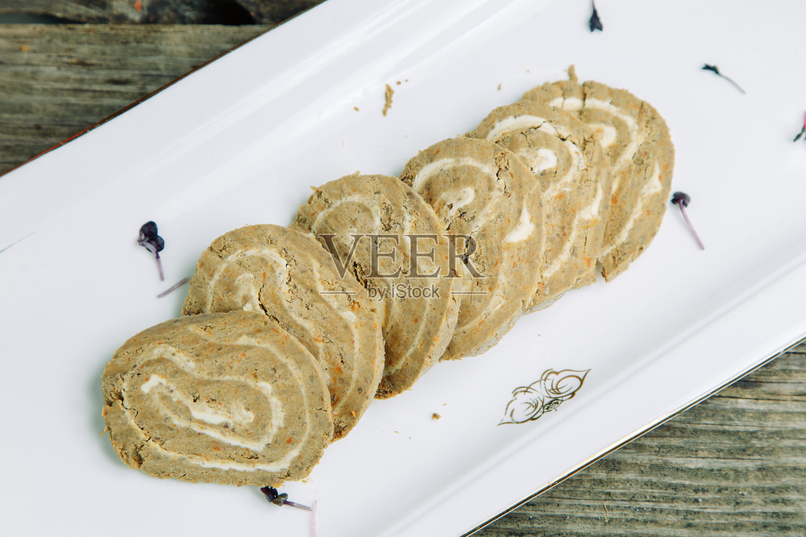 用黄油切成片的肉酱放在盘子里。餐厅菜肴在木背景与蔬菜。照片摄影图片