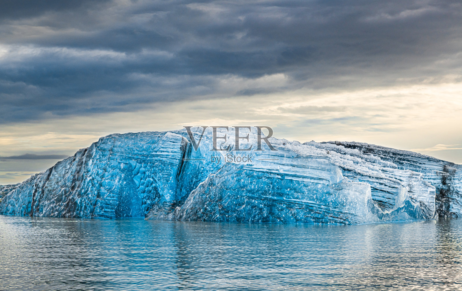 冰岛著名的Jokulsarlon冰川泻湖的日落照片摄影图片