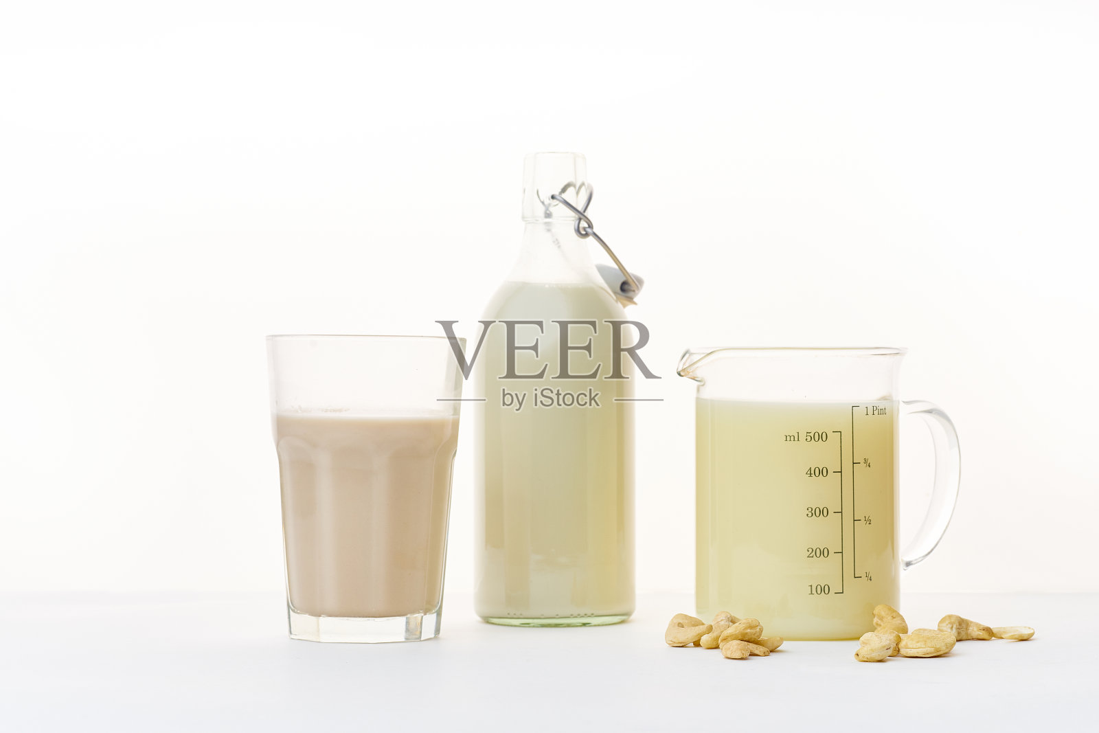 杏仁奶,腰果奶和燕麦奶。健康的纯素蛋白饮料。替代乳糖不耐症的乳制品。照片摄影图片