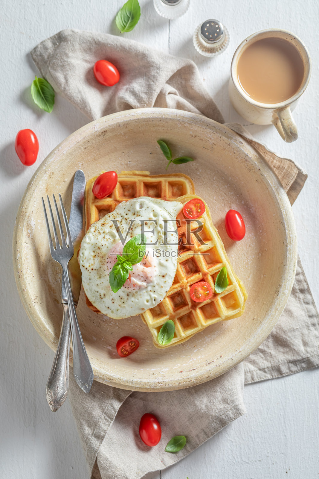 俯视图华夫饼与煎蛋和樱桃番茄照片摄影图片