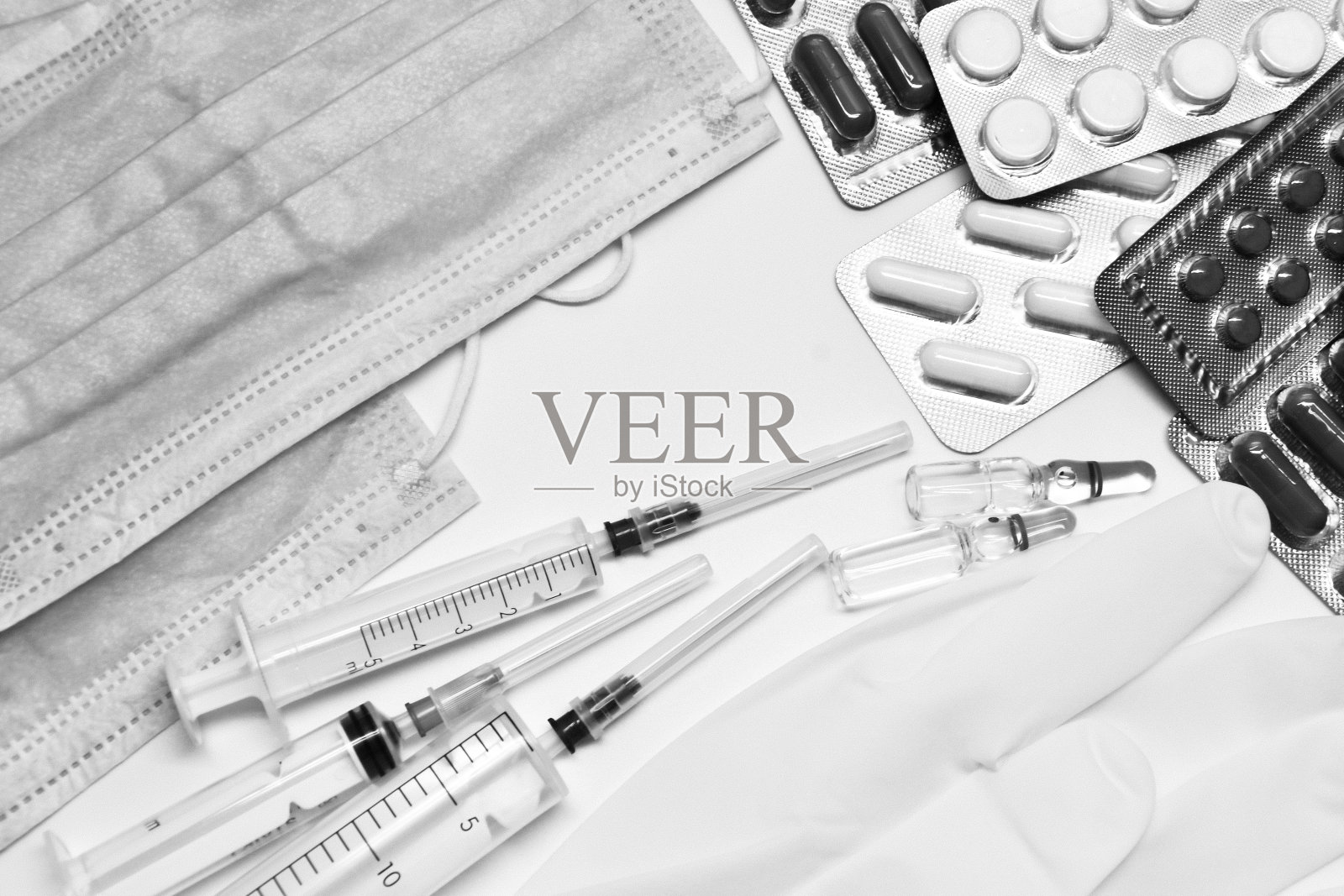 医疗设备。冠状病毒保护。医疗口罩。无菌手套。注射器和毒品。病人在医院治疗时穿的医生制服。预防新冠肺炎传播。照片摄影图片