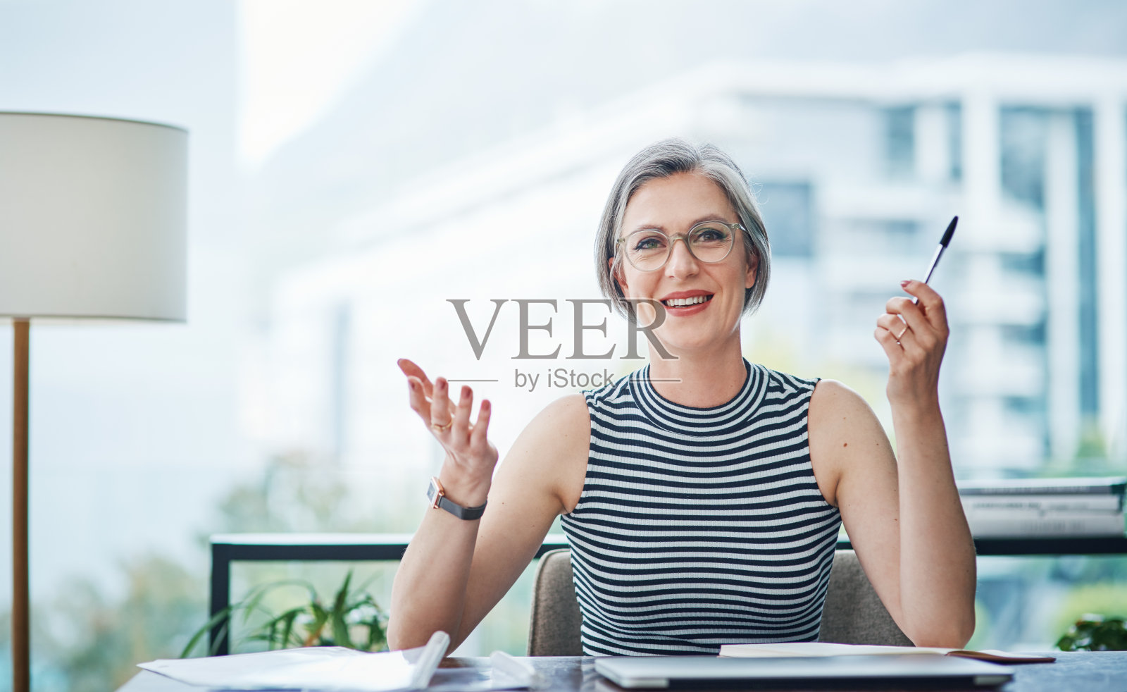 登上顶峰的感觉真好照片摄影图片