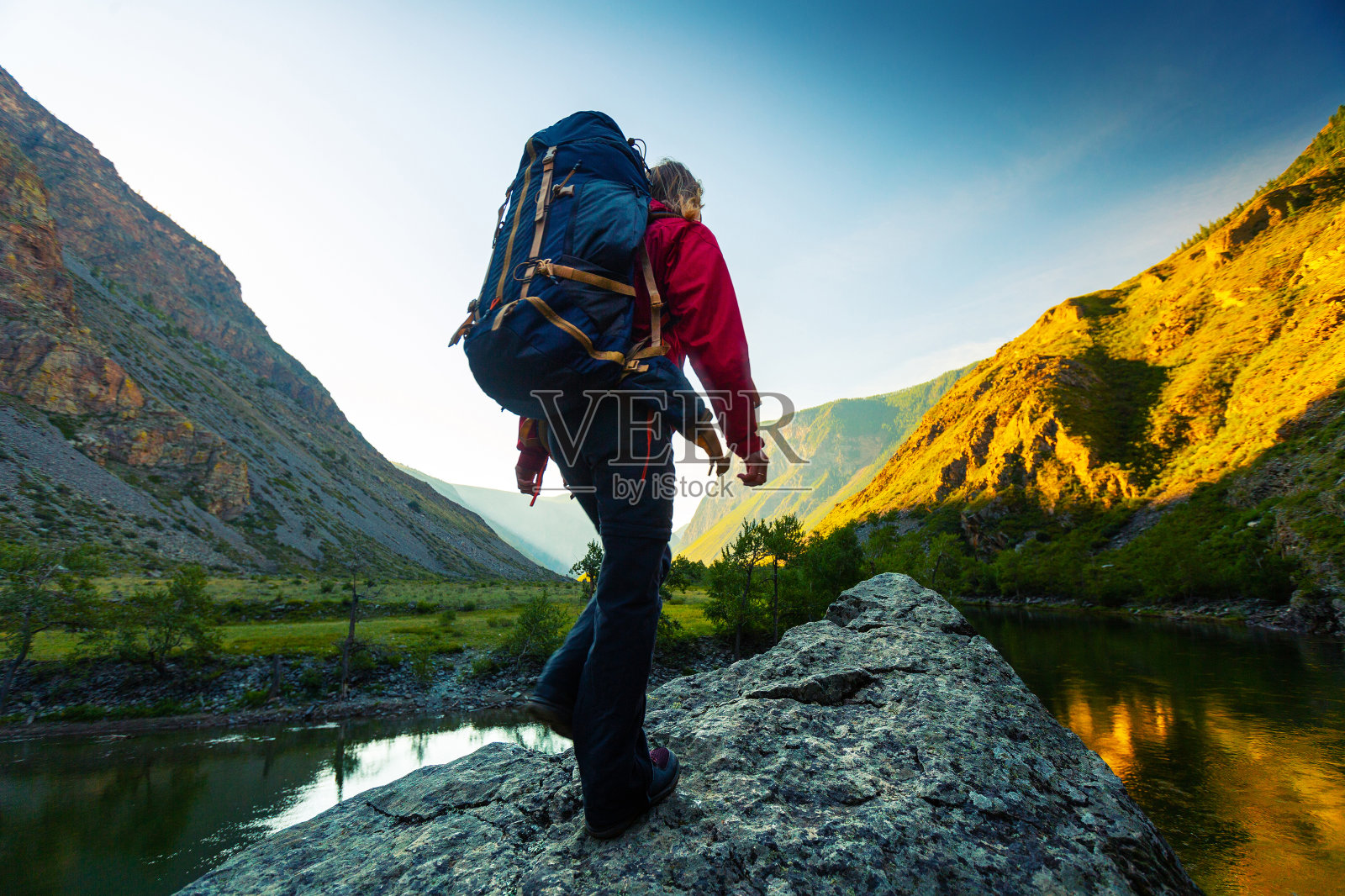 女徒步旅行者背着背包站在那里照片摄影图片