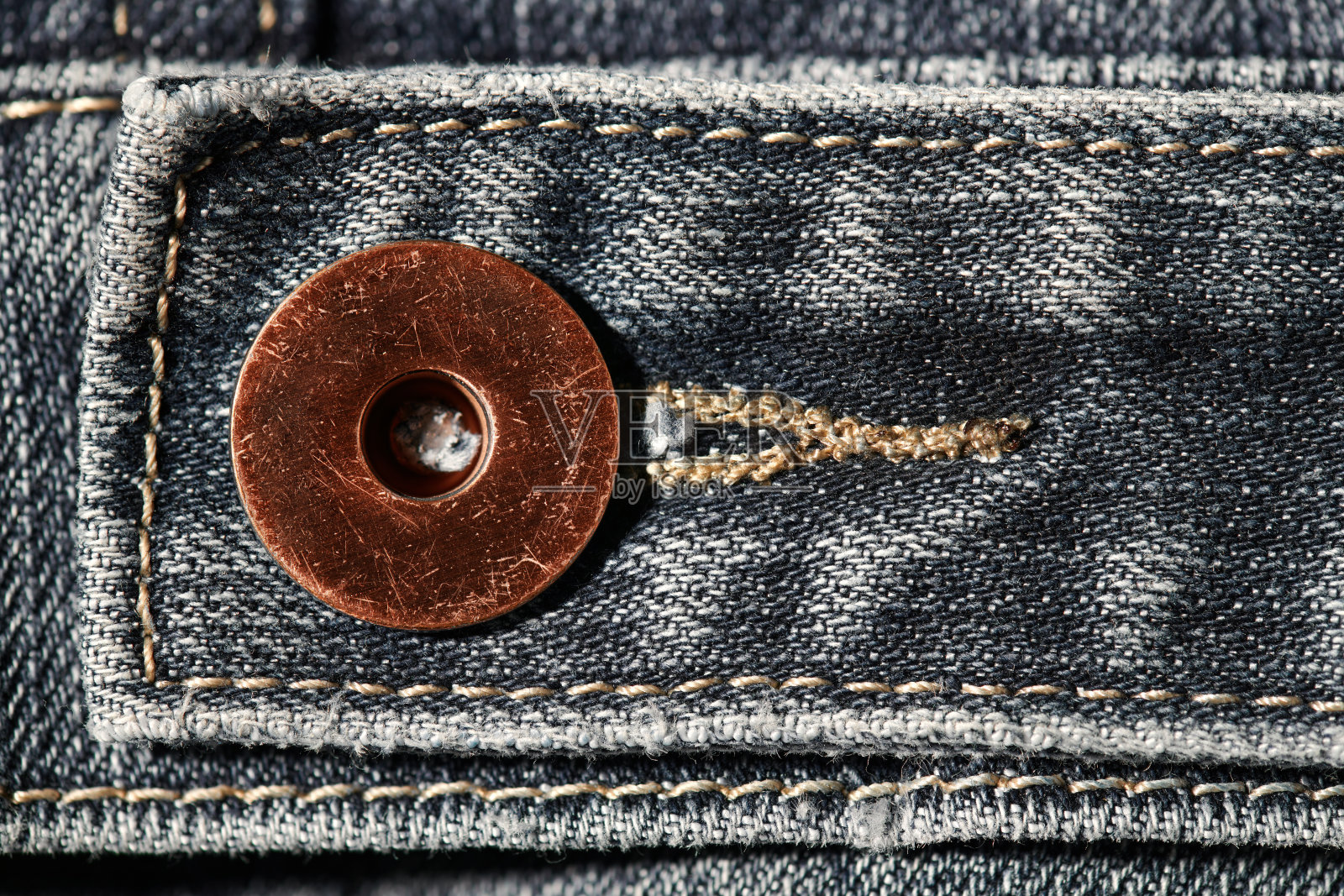 黄铜纽扣与牛仔裤自然干净的背景微距照片,深蓝色图案纹理,设计背景与文本复制空间照片摄影图片