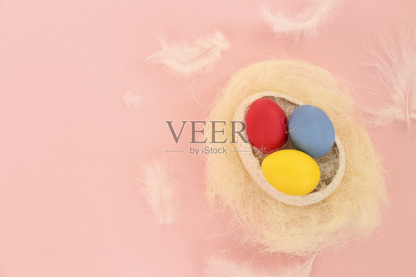 复活节彩蛋与白色羽毛束装饰粉粉纸纹理背景与大量的文本复制空间。平躺,俯视图。照片摄影图片