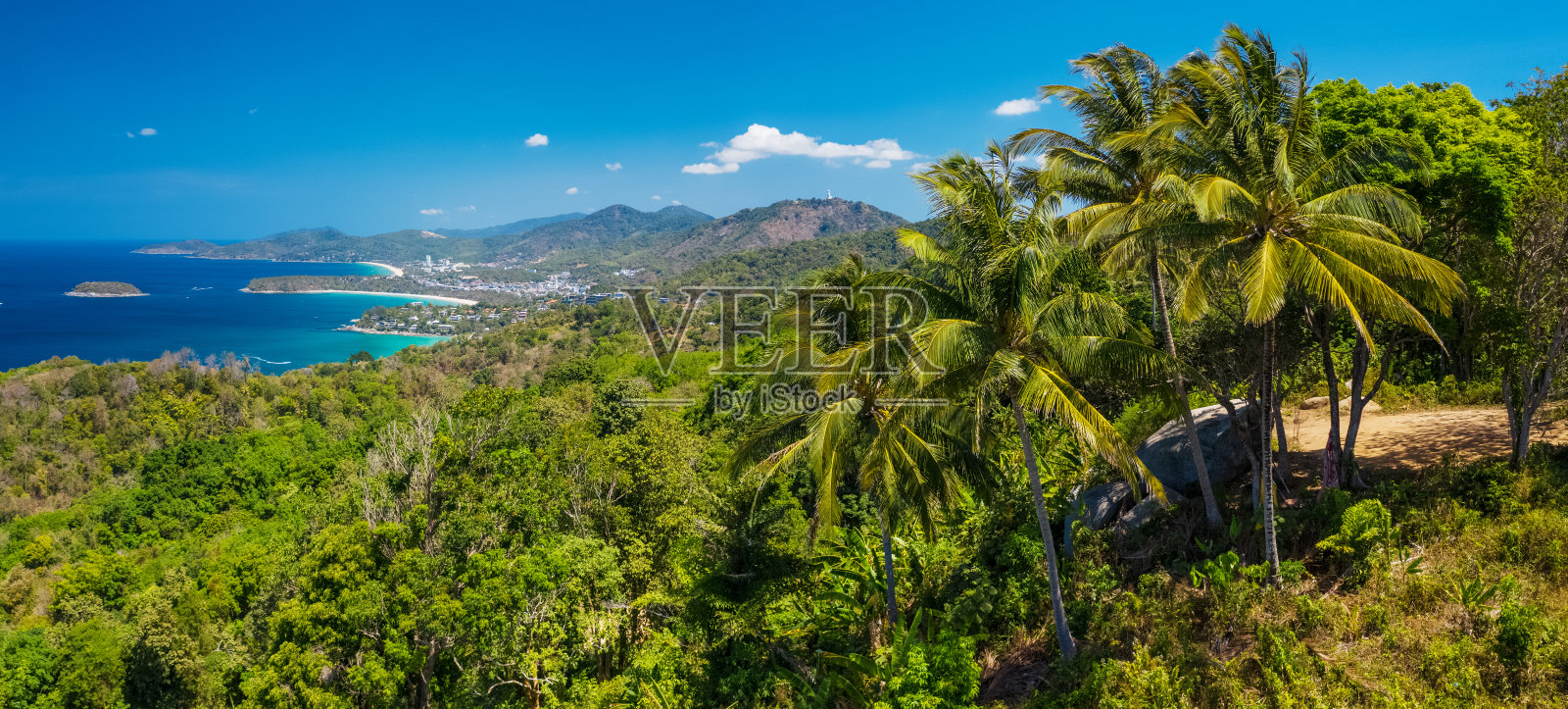 热带岛屿普吉岛的全景与绿色的树在前景和完美的沙滩在地平线上,泰国照片摄影图片