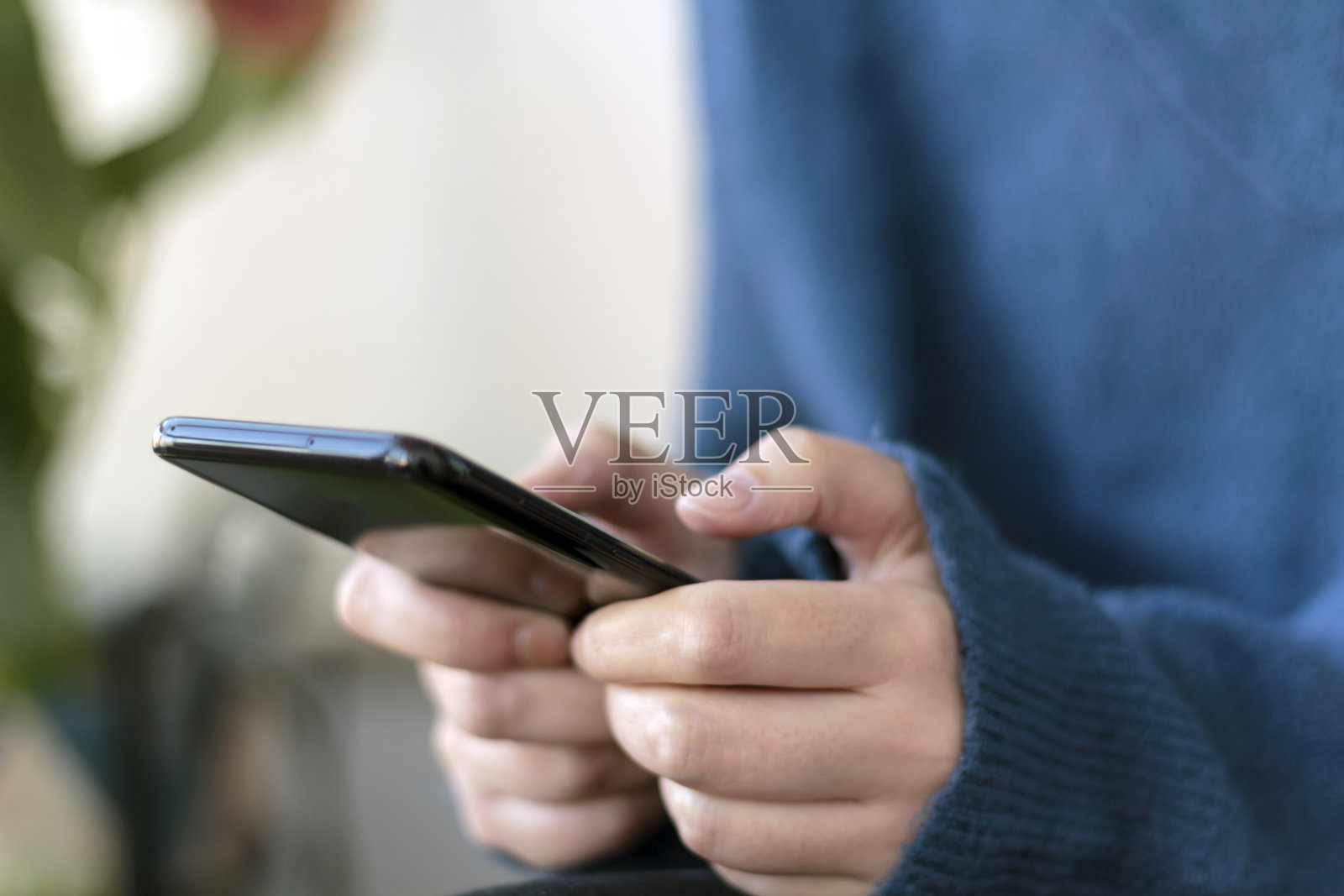 女性使用智能手机照片摄影图片