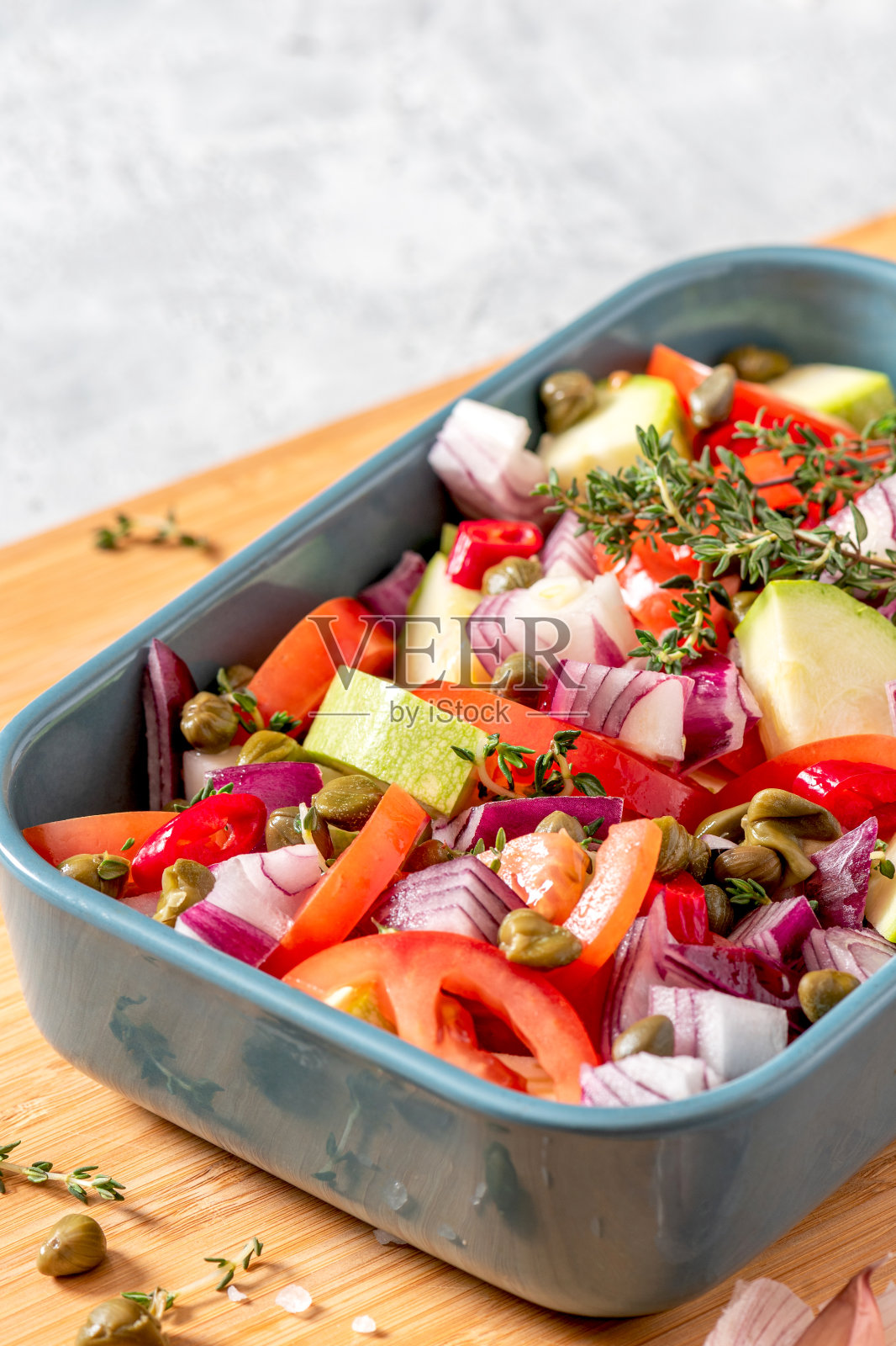 烤盘里的生蔬菜切片照片摄影图片