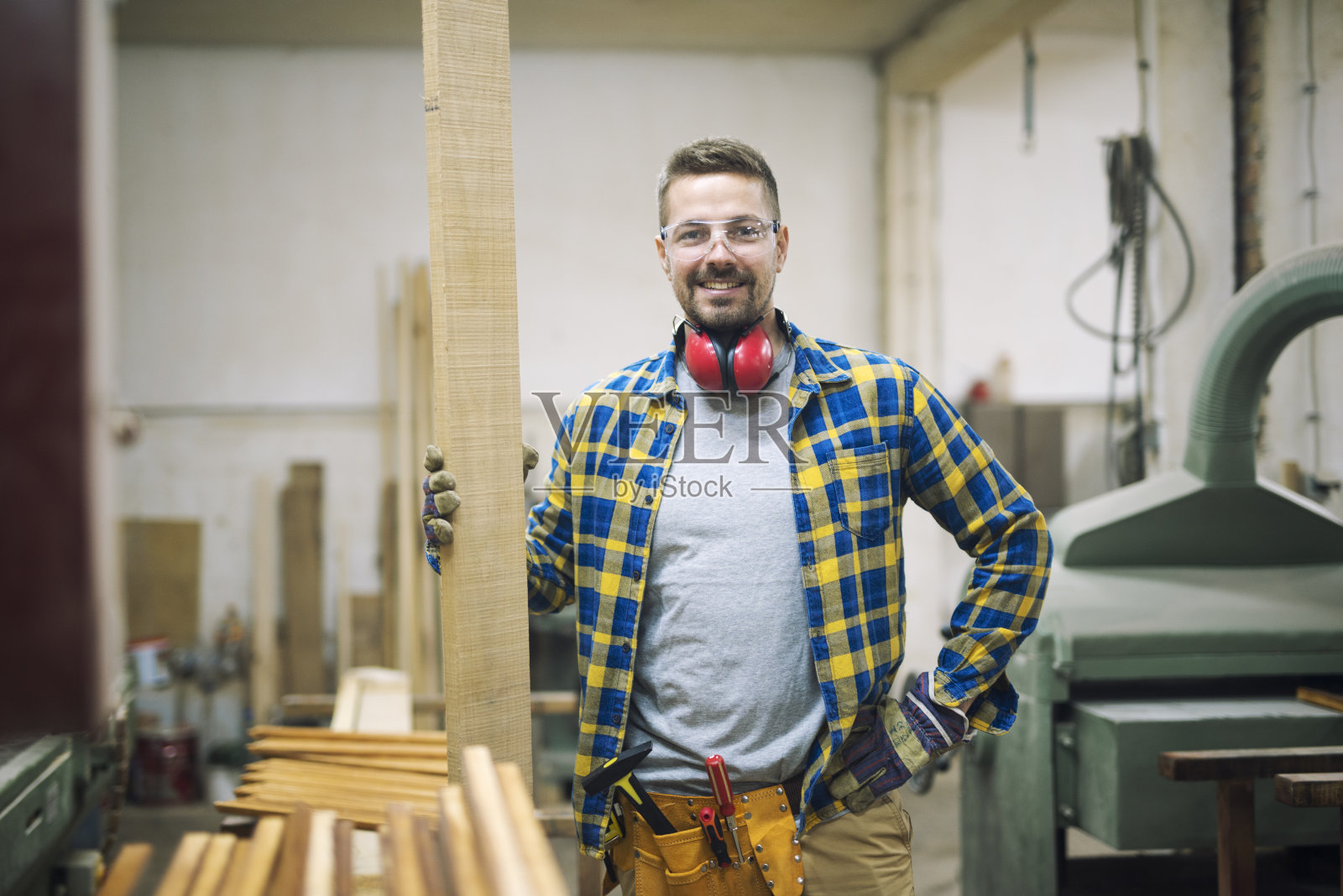 木工车间的木匠。照片摄影图片