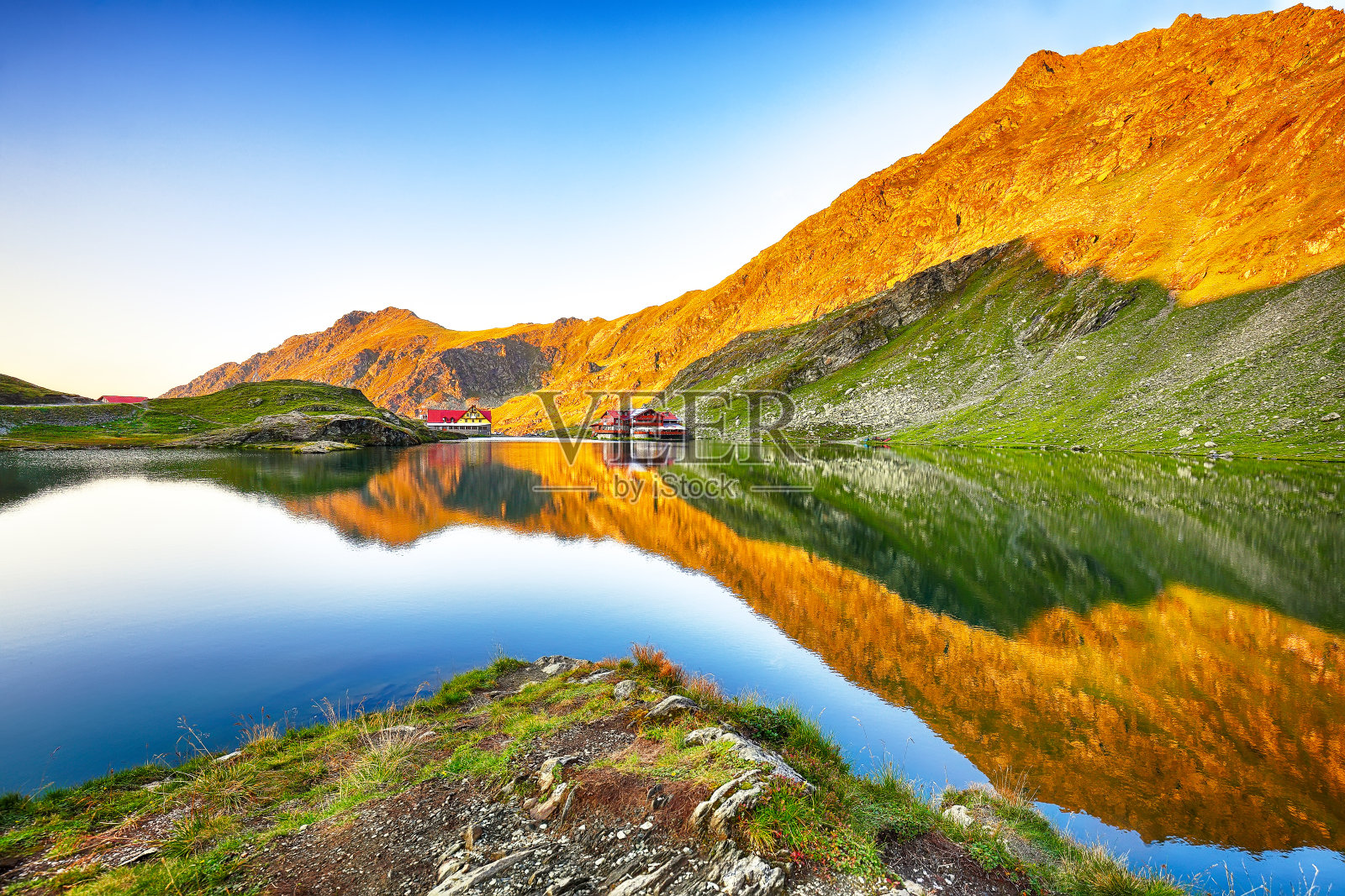 雄伟的Balea冰川湖日落附近的transagarasan公路。照片摄影图片