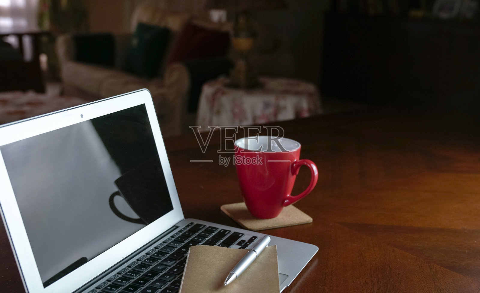 电脑,笔记本电脑在桌子上。家设置。照片摄影图片