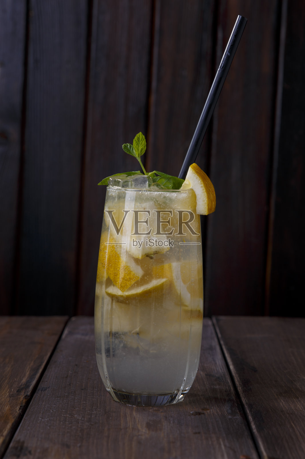 在你快乐的时光里喝鸡尾酒照片摄影图片