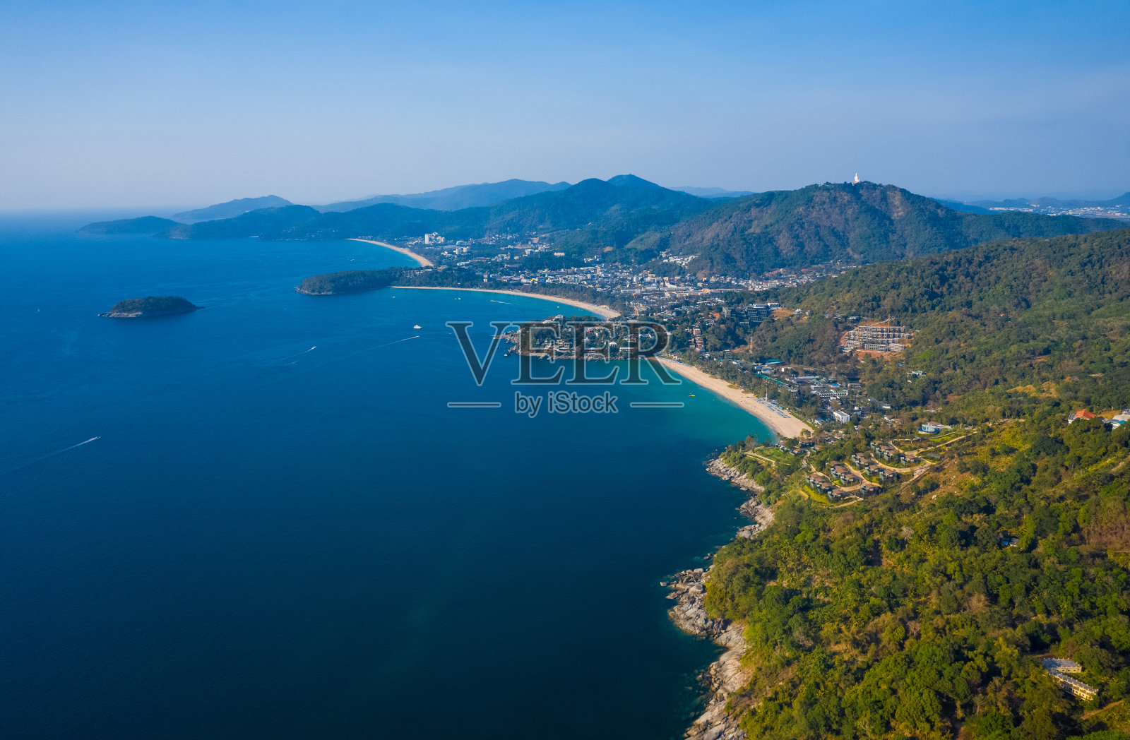 普吉岛海岸线鸟瞰图热带沙滩和山脉在阳光明媚的一天,泰国照片摄影图片