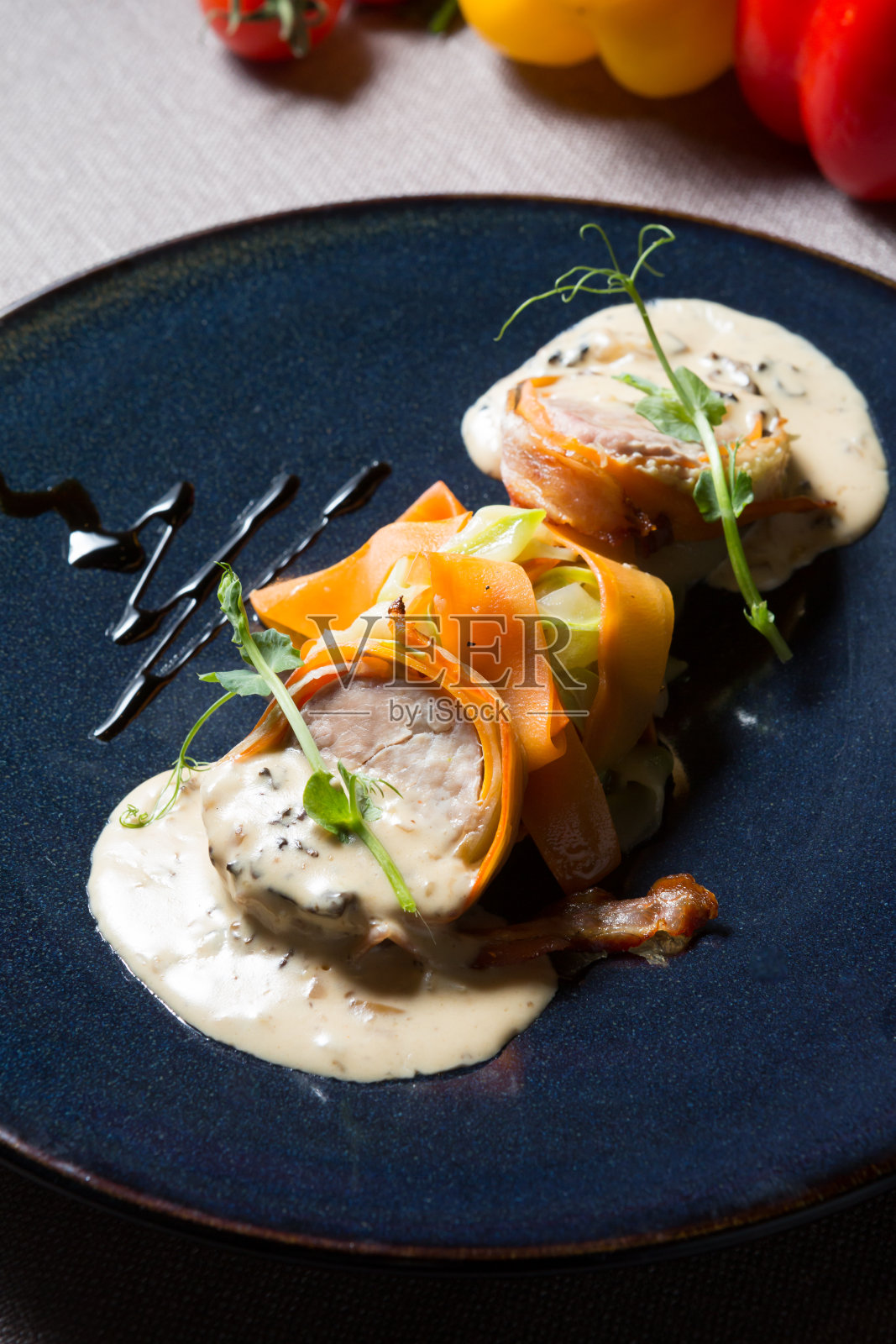 用培根和蔬菜炒的肉照片摄影图片