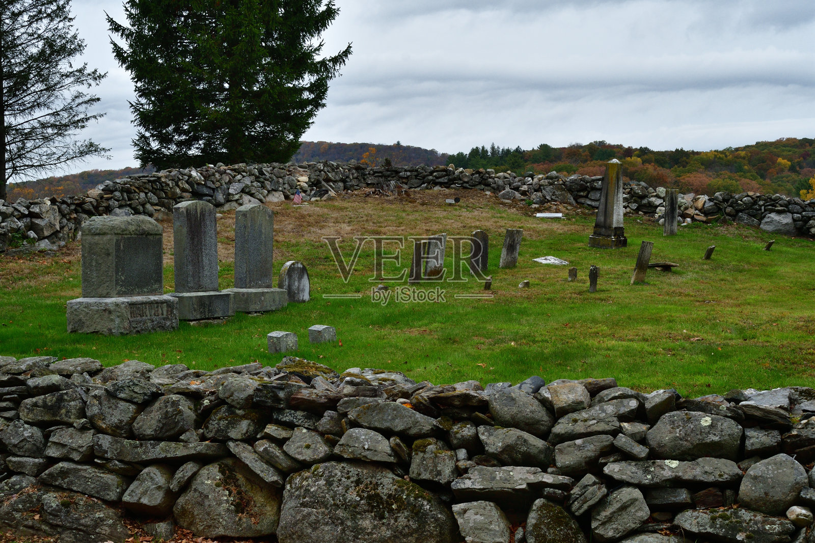 康涅狄格乡村的古老墓地照片摄影图片
