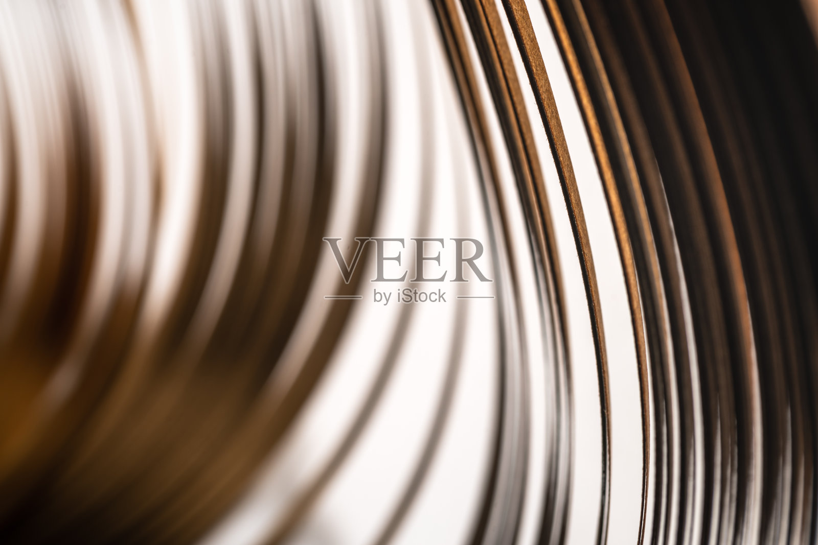 摘要棕色渐变色纸条以曲线的形状堆叠在一起照片摄影图片