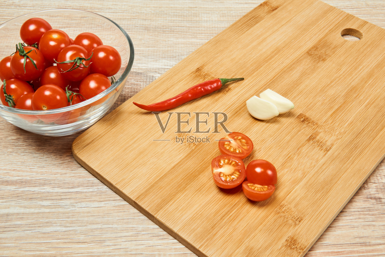 圣女果,辣椒和大蒜的静物照片摄影图片