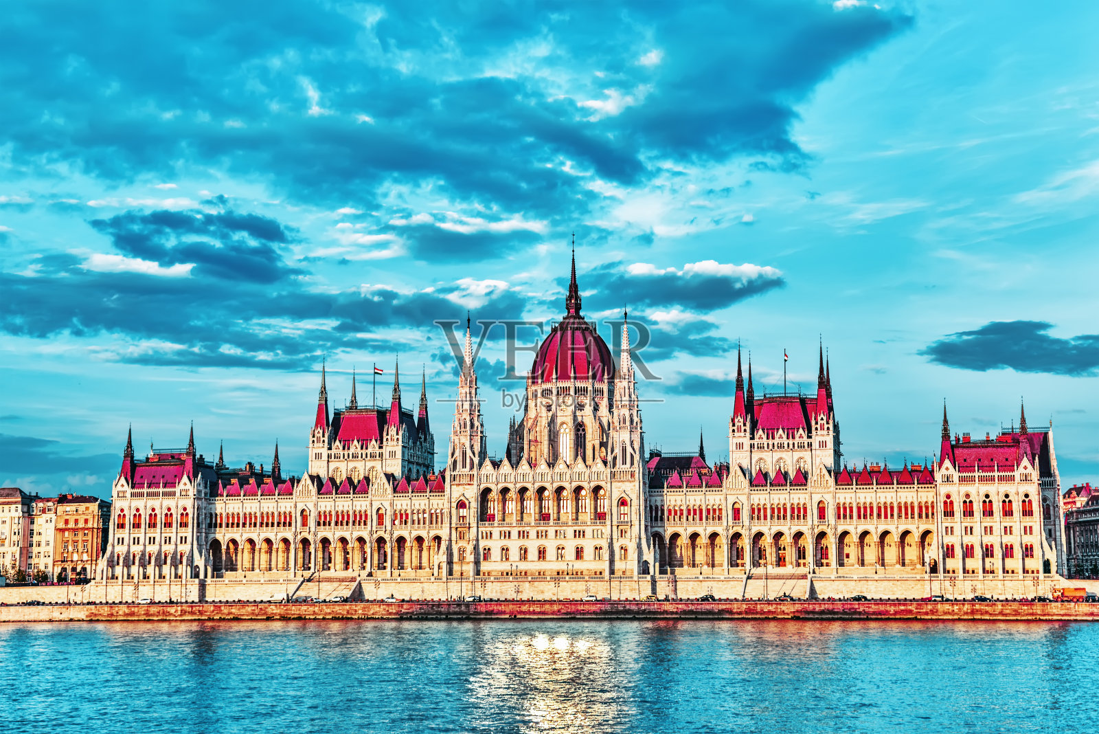 晚上的匈牙利议会。布达佩斯。匈牙利首都最美丽的建筑之一照片摄影图片