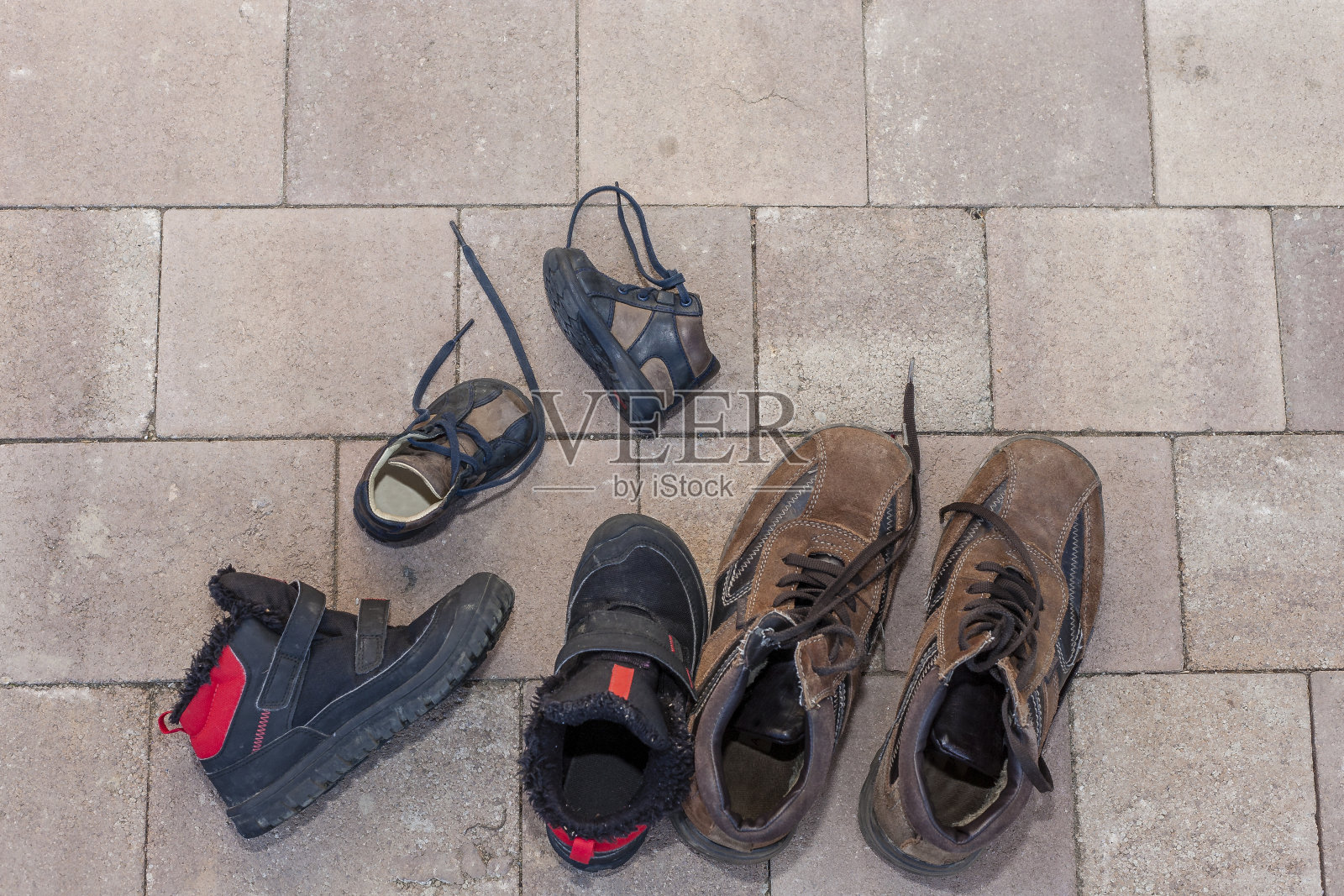 三双靴子堆在一起照片摄影图片