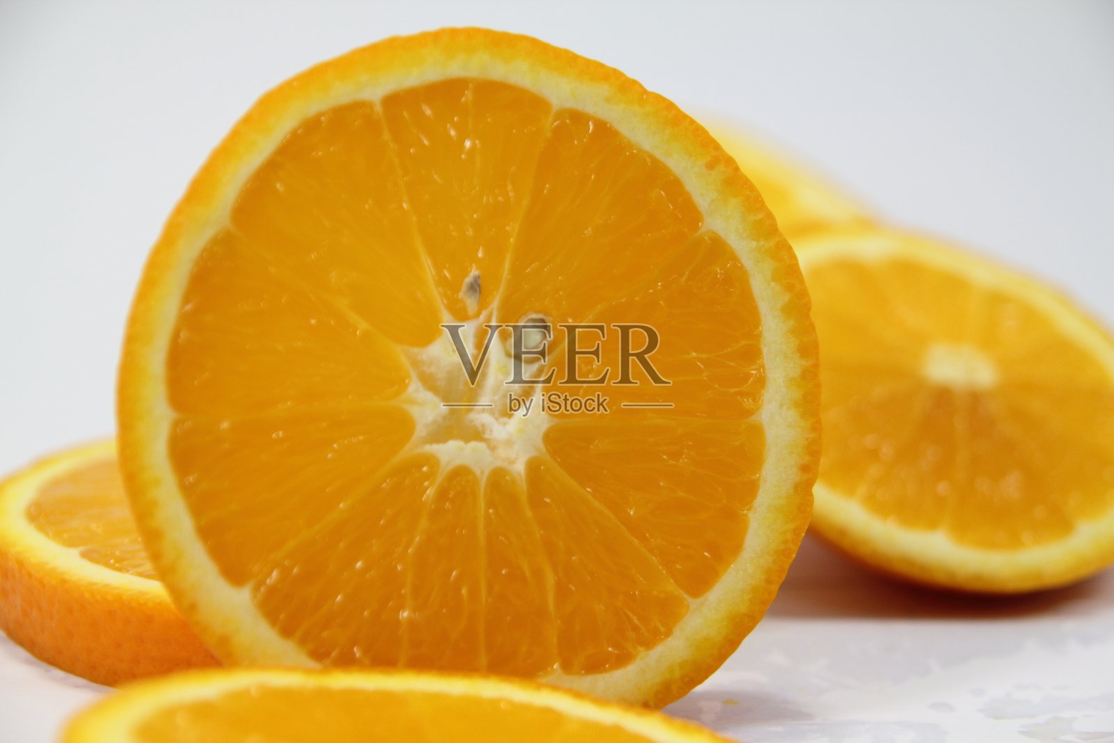 白色背景上的橘片照片摄影图片