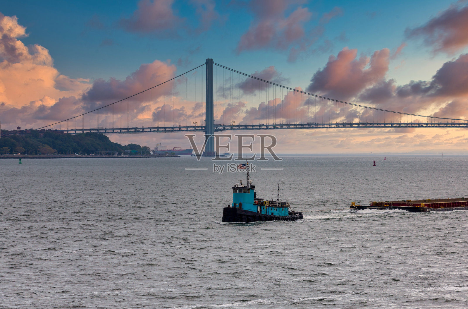 蓝色拖船和维拉萨诺桥照片摄影图片