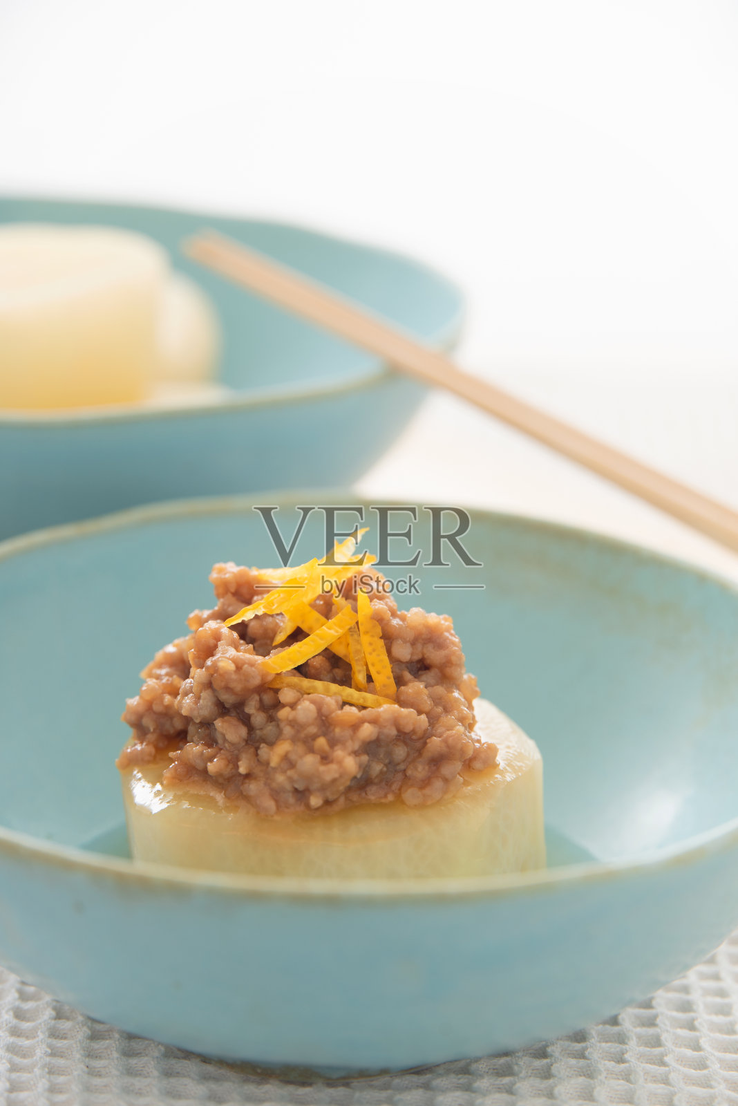 日本料理,红萝卜配味噌酱。“Furofuki萝卜”照片摄影图片