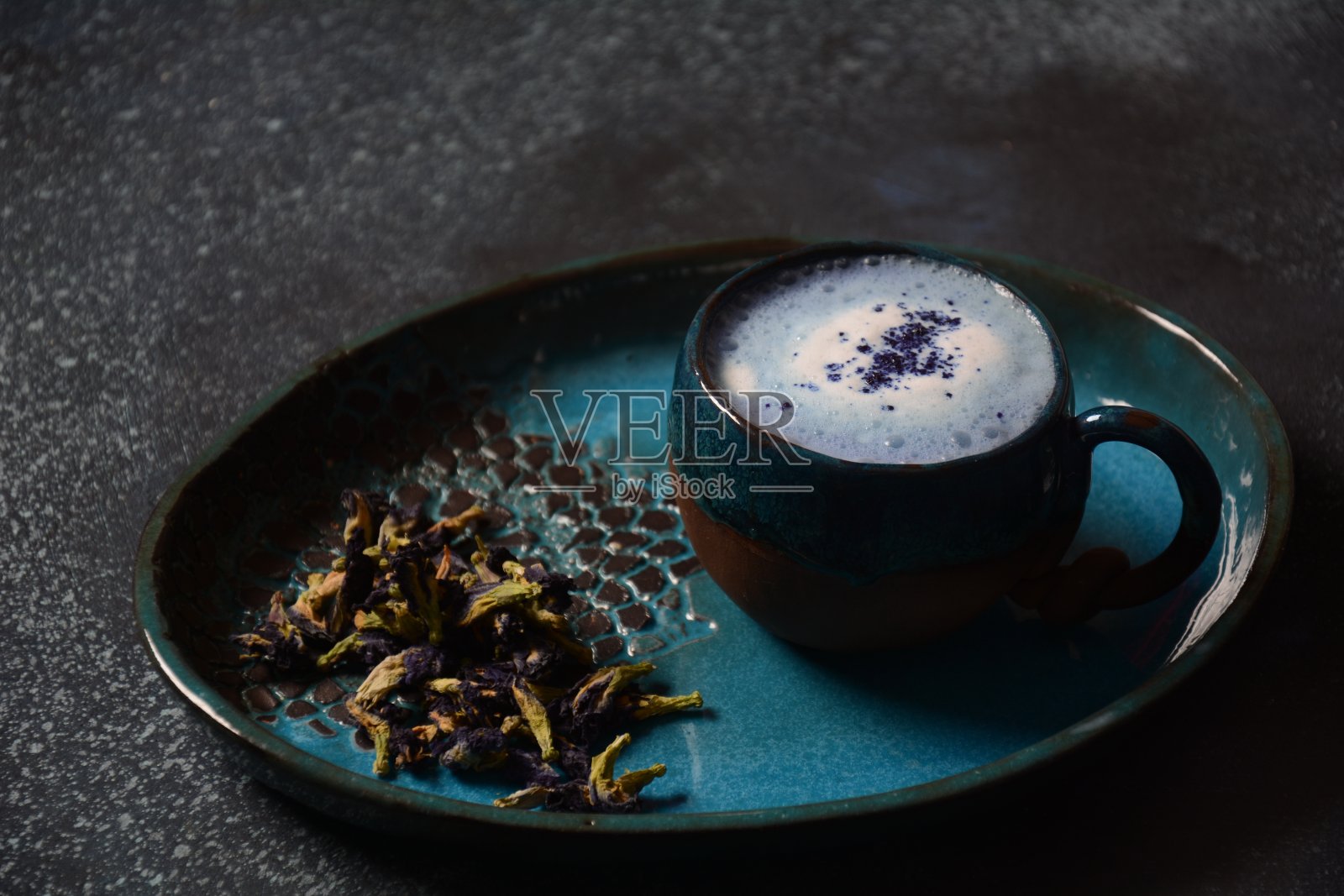 健康的蓝色蝶豆花拿铁照片摄影图片