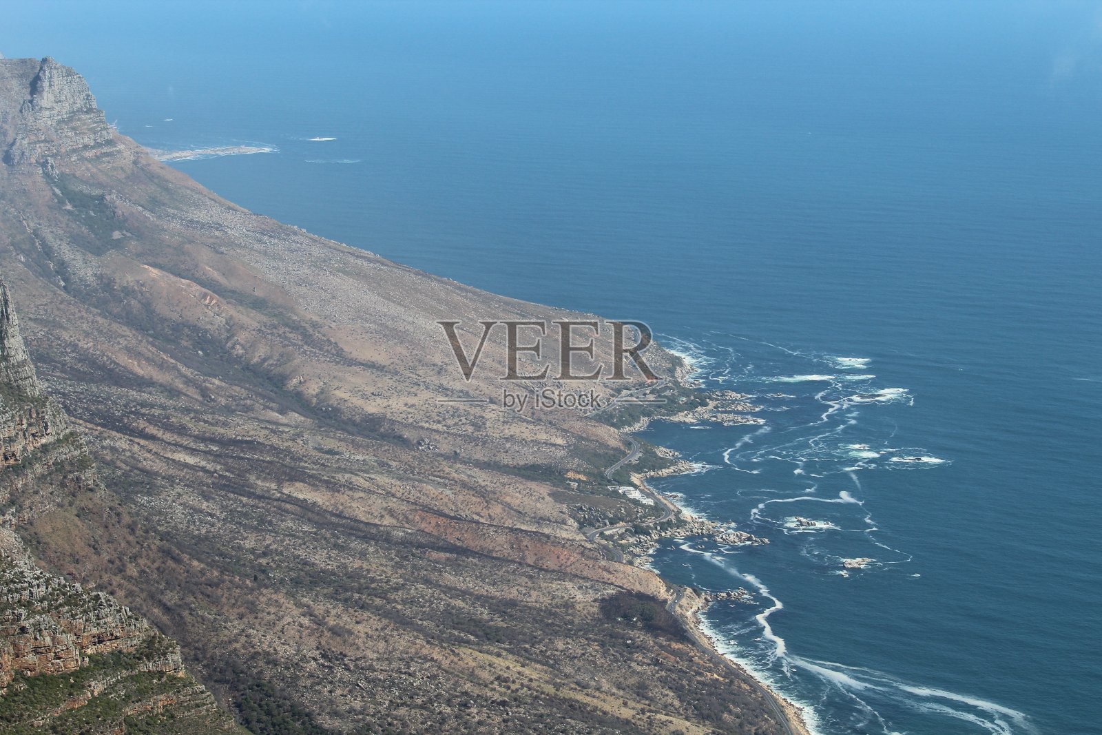 海浪拍打着悬崖照片摄影图片