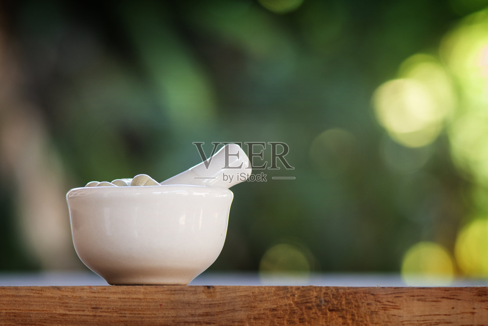 替代药草,灰浆,实验室玻璃器皿,木质背景。照片摄影图片