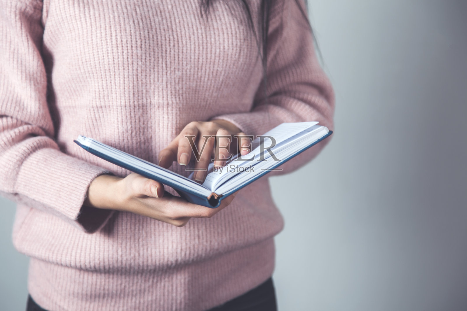 女人手里拿着记事本照片摄影图片