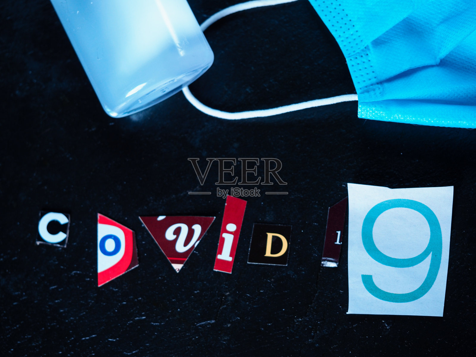 冠状病毒,医用口罩,黑白背景的药片。减少感染和空气传播的高传染性疾病的风险。照片摄影图片