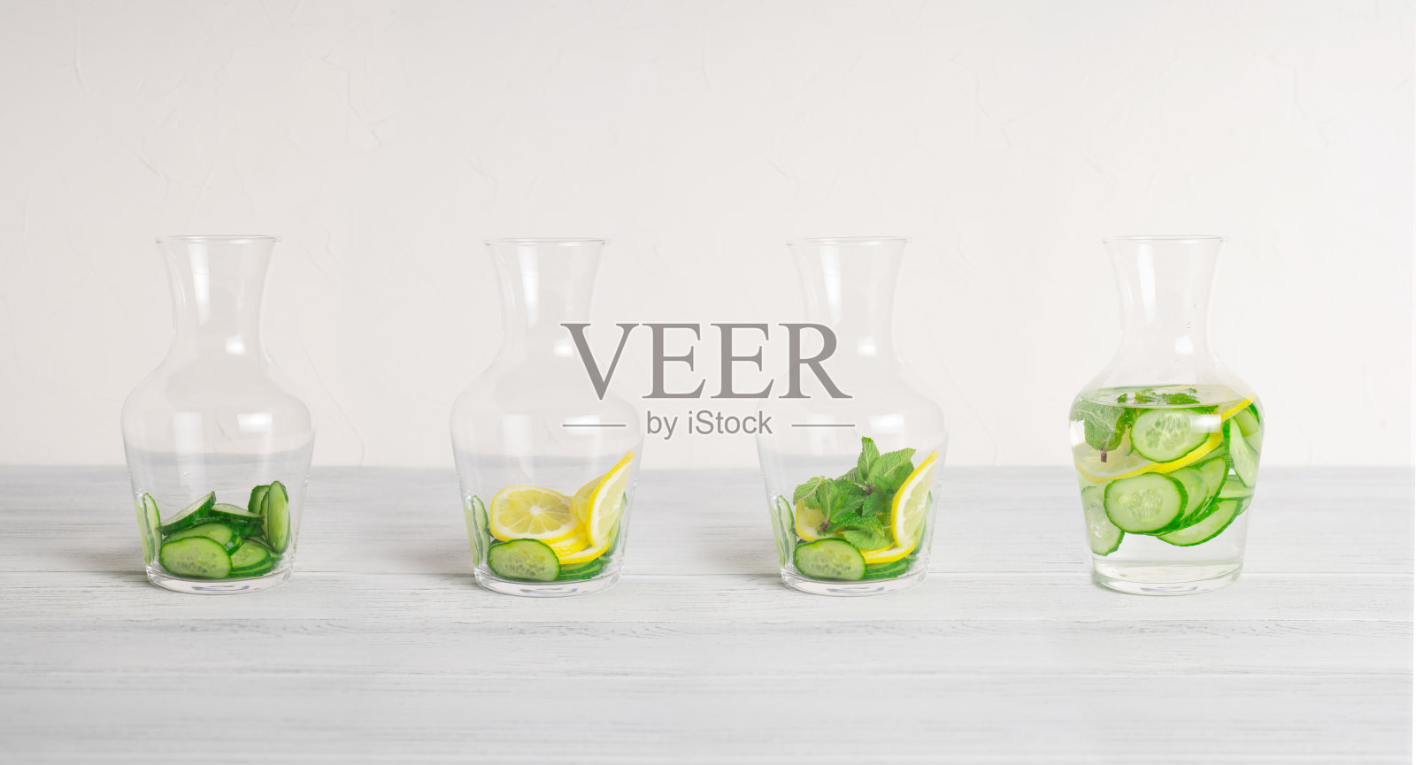 装在罐子里的柠檬、黄瓜和薄荷叶可以排毒,有助于减肥和血压照片摄影图片