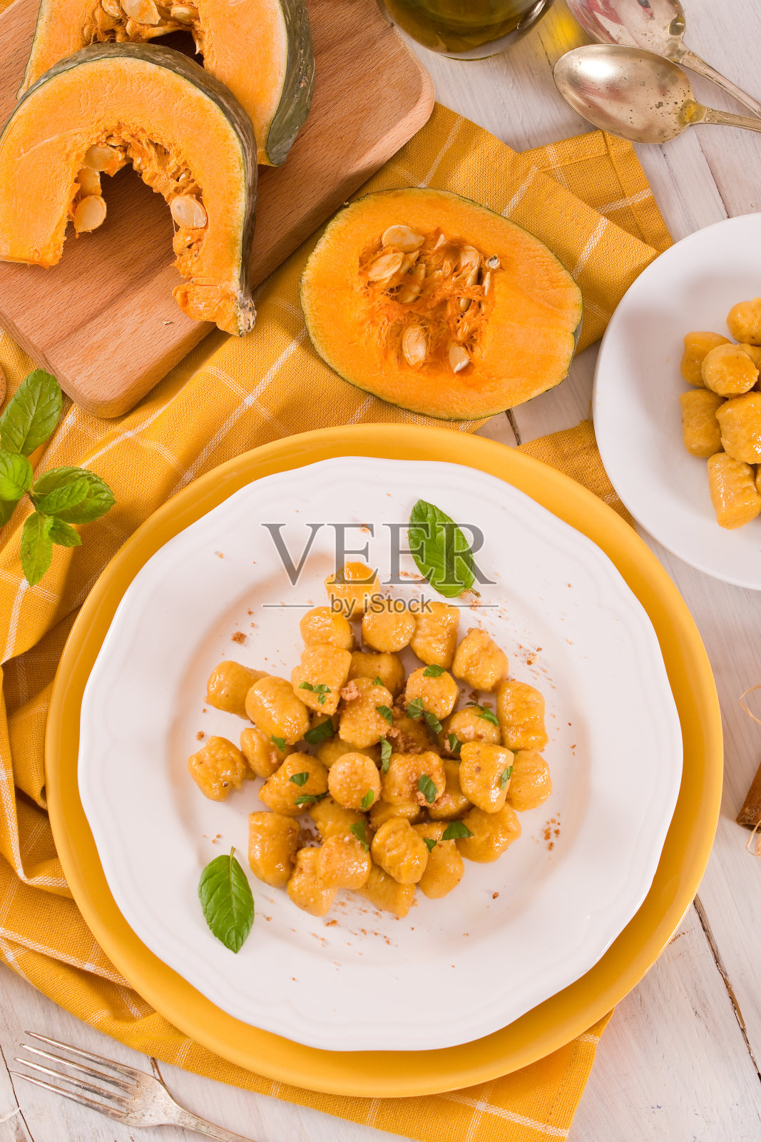 南瓜汤和磨碎的意大利苦杏仁饼干。照片摄影图片