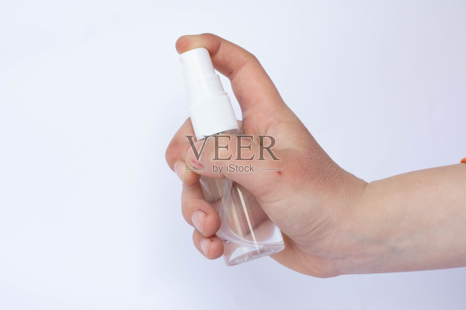 手拿杀菌剂。喷雾消毒。瓶子里的抗菌和消毒剂照片摄影图片