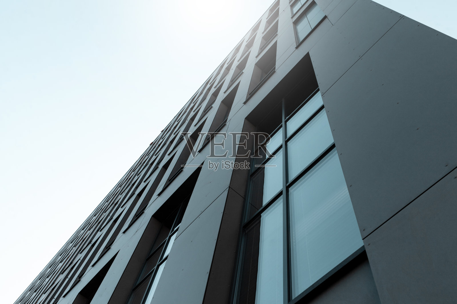 现代建筑立面的抽象视图。办公室摩天大楼的视角照片摄影图片