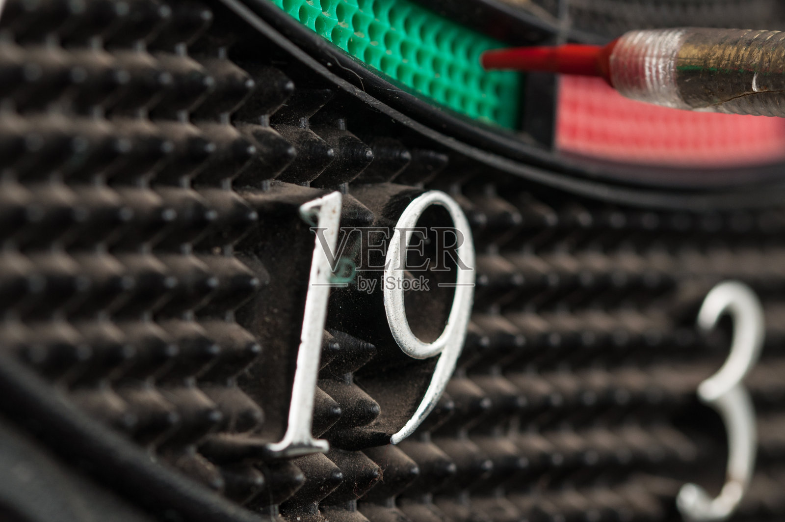 红色和蓝色的飞镖射中目标。飞镖运动的概念。照片摄影图片