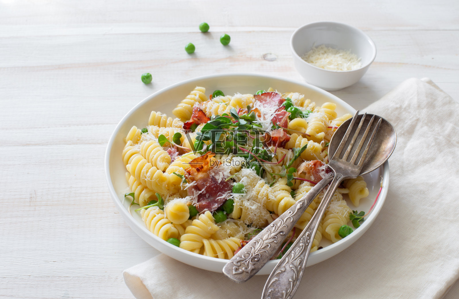 意大利面,煎培根和青豆特写照片摄影图片