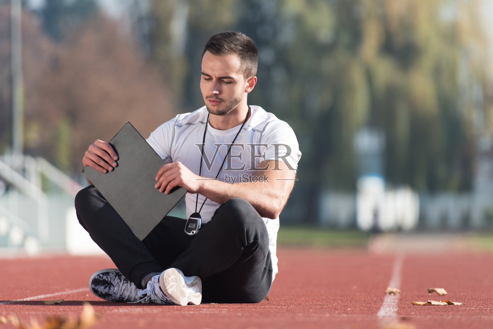 私人教练在剪贴板上做笔记照片摄影图片