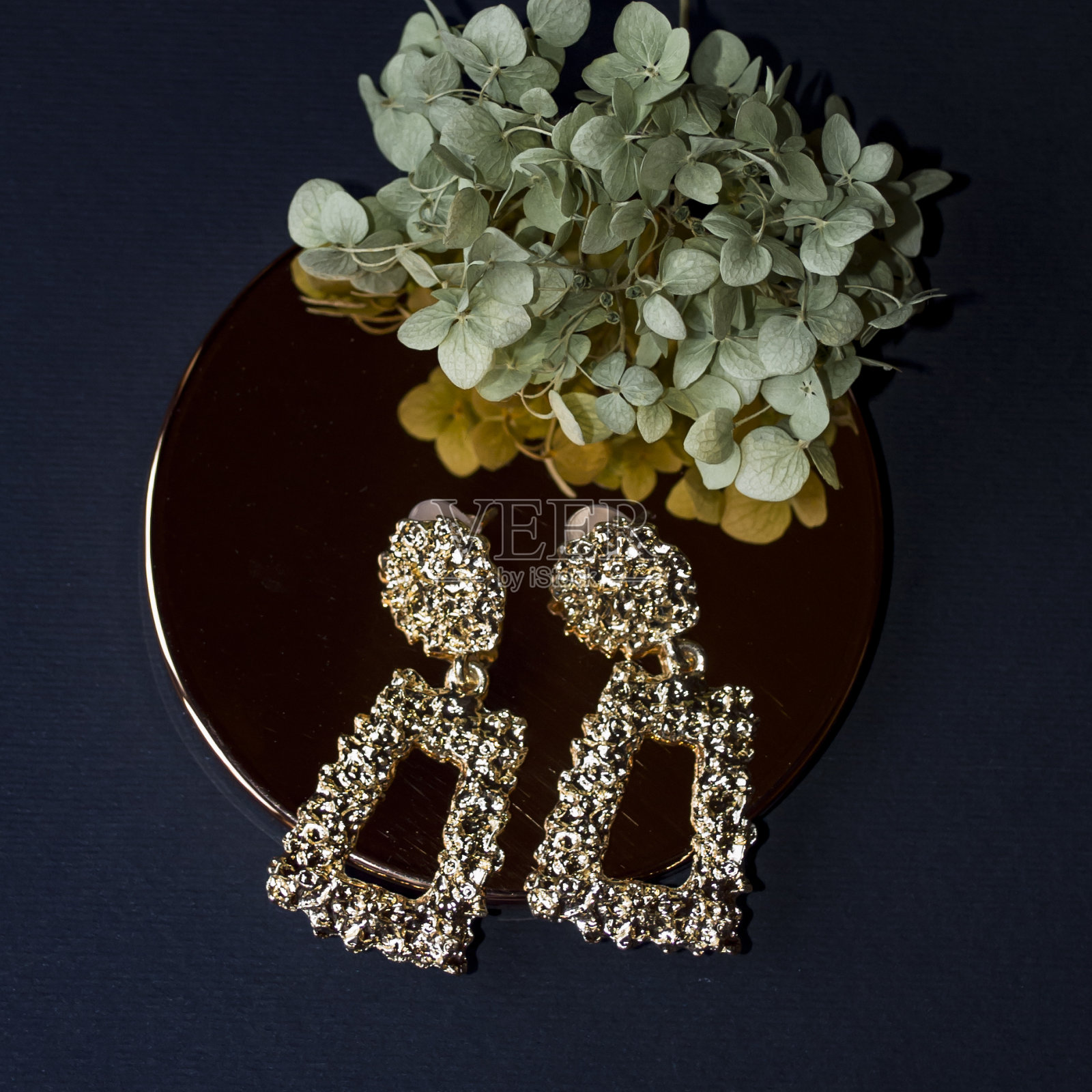 女性耳环近距离。附件为女性。照片摄影图片