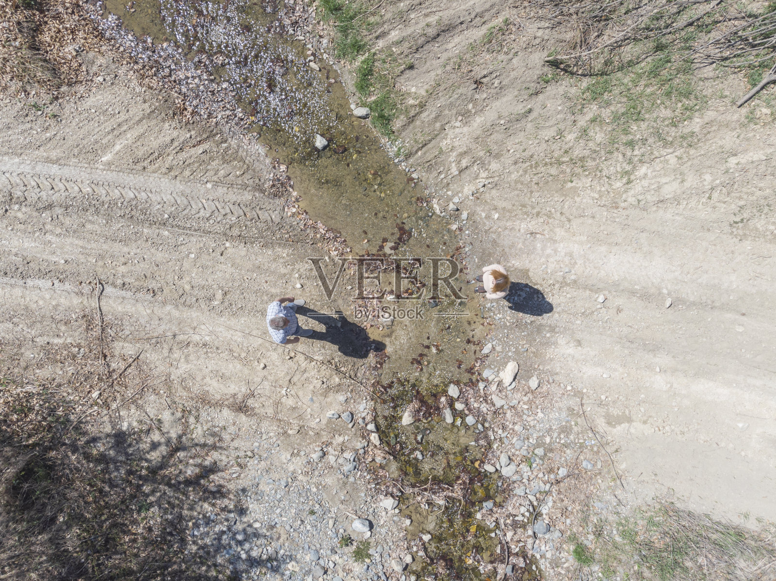 一对美丽的情侣在户外放松的约会照片摄影图片