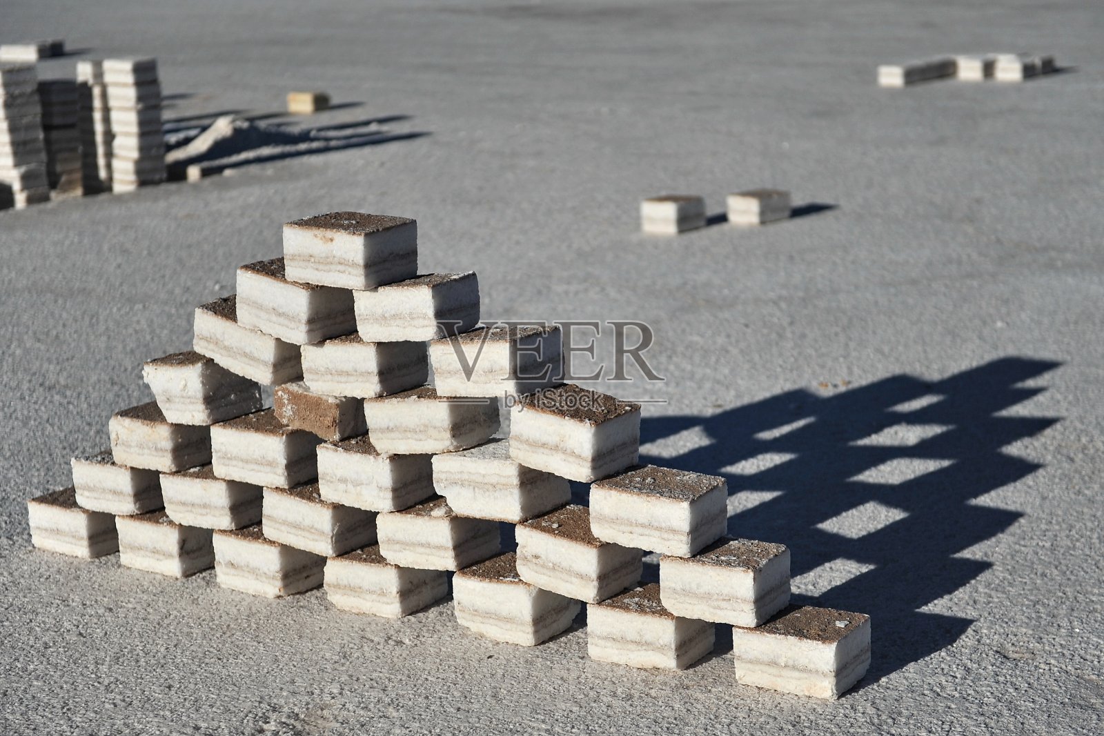 沙漠中的盐砖。照片摄影图片