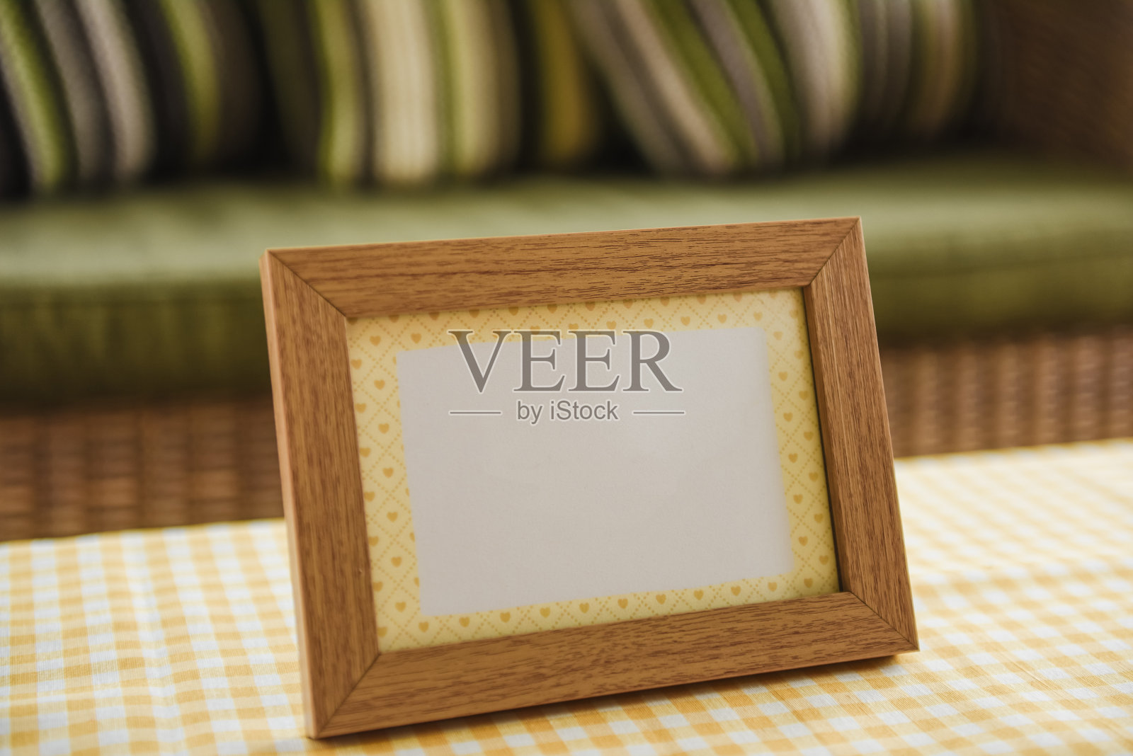 野餐。餐具,桌布,篮子,勺子,叉子,刀,杯子,餐巾。浪漫的约会。家庭的周末。黄色的单元格。完美的家庭。水仙。文字或照片的相框。照片摄影图片