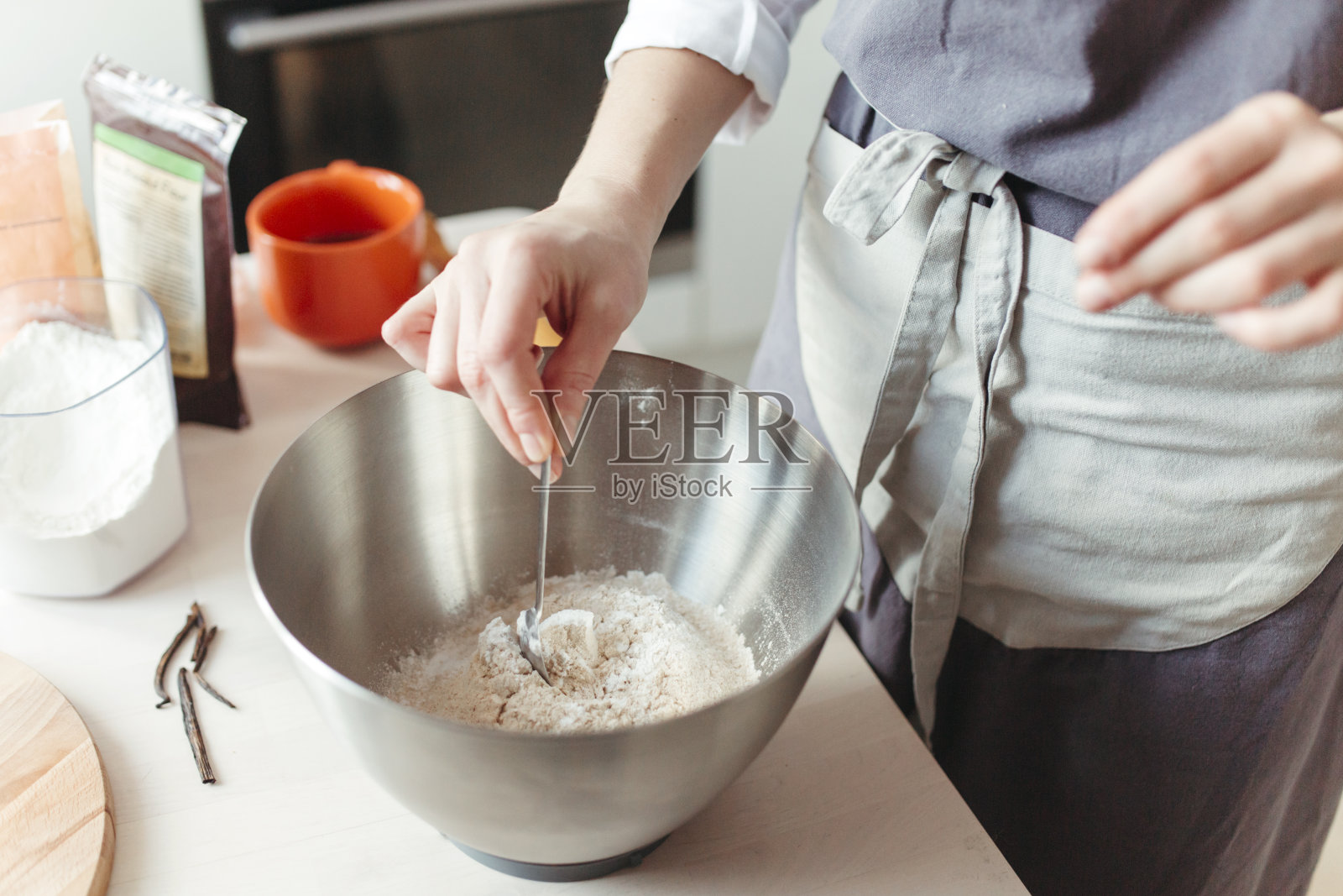 女糕点师准备蛋糕的女糕点师或面包师照片摄影图片