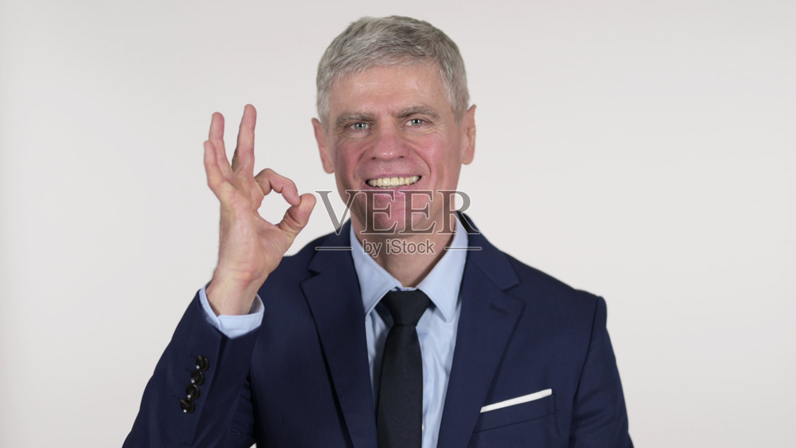 好的,白色背景下的资深商人签名照片摄影图片