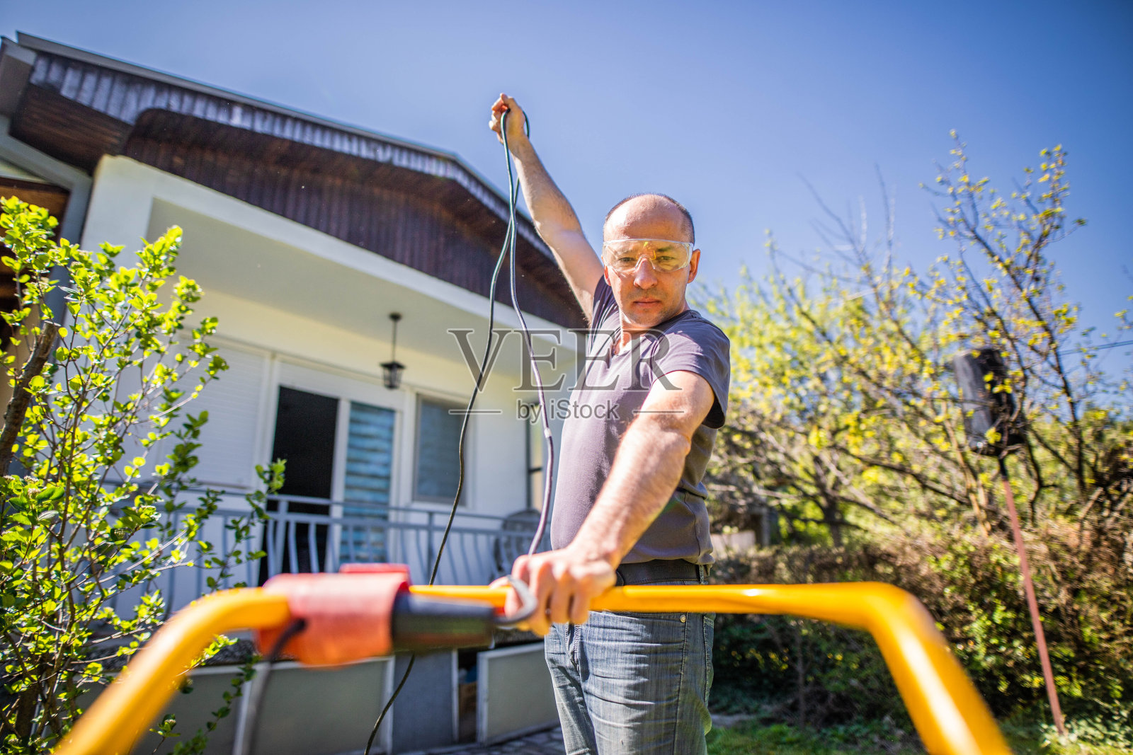 流行病爆发时,人类在割草照片摄影图片